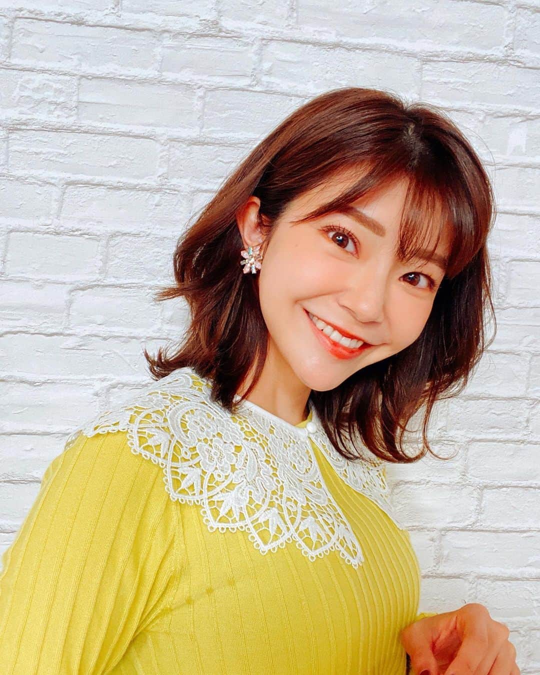 伊瀬茉莉也のインスタグラム：「☕️🥐  おはようございます！ 週明け月曜日が良いお天気だと気持ちが良いですね🌞🌱✨  最近、コーヒーが美味しい！と感じるようになりました！ (と言ってもラテなんですが…) 少しずついろんな産地のコーヒー豆に挑戦してみたいと思います〜🫘✧︎ 皆さん、おススメありますか？  #自撮りがないので #マネージャーちゃん #ヘアメイクさんに協力してもらって撮った写真を　 #ここぞとばかりに載せます」