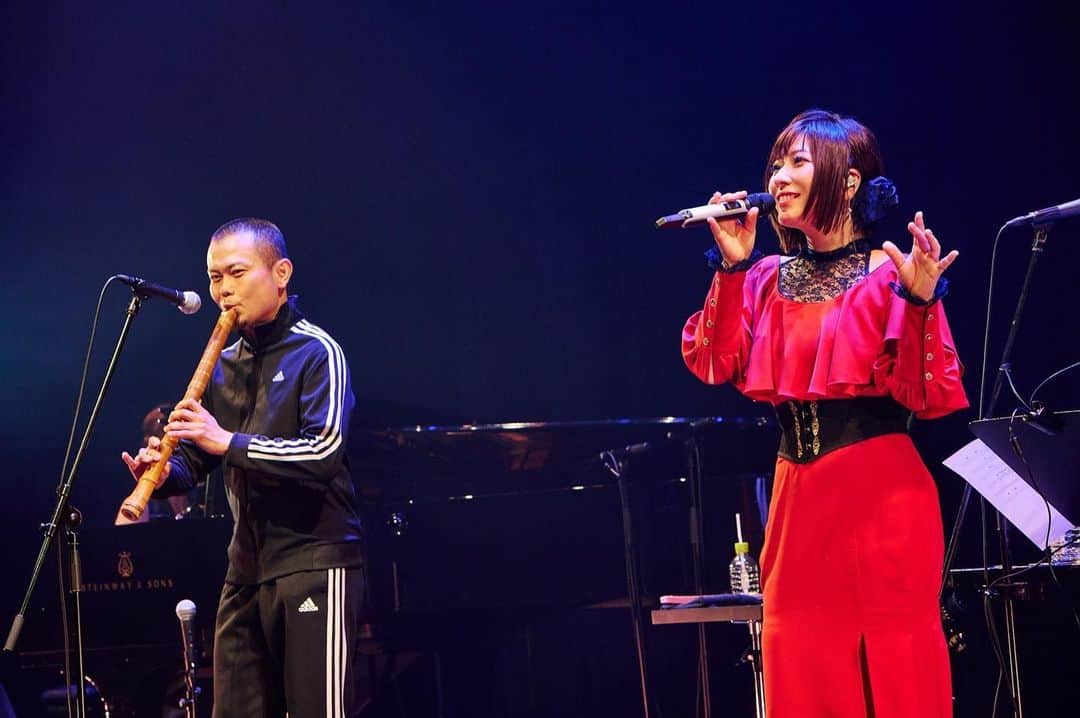 鈴華ゆう子のインスタグラム：「1曲だけ飛び入りゲストとして来てくれただいさん。 JAZZY NIGHTをジャージナイトと勘違いしたんだとか。3ラインが照明で際立ってました。 かつてジャージ上下でBillboardのステージ立った人がいるだろうかw 戦火の灯火に入ってもらったけど、灯火ってより大炎でした♪  #神永大輔  #鈴華ゆう子  #JAZZY_NIGHT2022  #ジャズっぽ  #yukosuzuhana  #和楽器バンド  #Wagakkiband」