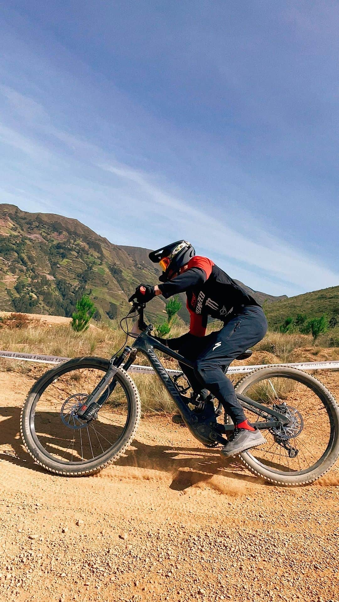 Hugo Garciaのインスタグラム：「P3 en E-bike ⚔️😬 No fue la bajada que espere. Por querer ir más rápido en mi bajada final, cometí el error de querer probar nuevas y cambiar las líneas que ya había entrenado 🙃 Son equivocaciones que te cuestan la carrera, pero que te sirven de experiencia para no volver a cometerlas. Quiero felicitar a @altopedal.pachacamac por el carreron que se metió, pero sobretodo a mi irmao @carmonaperu porque esta de vuelta y poniéndola difícil🙅🏽‍♂️ Nos vemos la siguiente @copadownhill 🔥Que tal evento se metieron!!   Pd: Les dejó el video de mi bajada final 🥲」