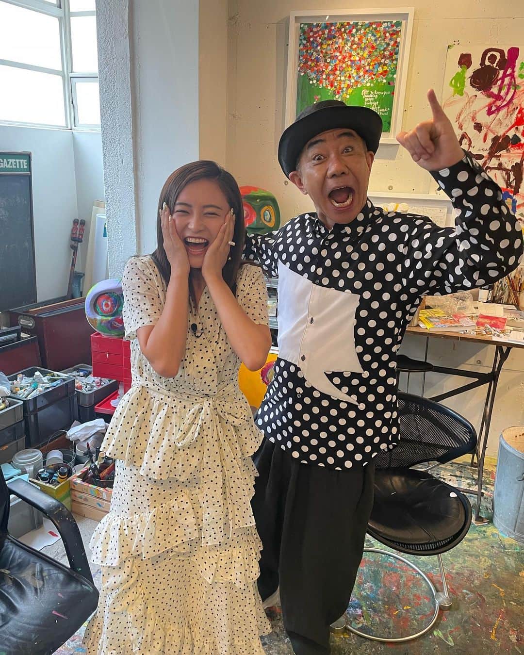 のインスタグラム：「🎨 憲武さんと初めてお会いしました！ アトリエにお邪魔して個展のお話を たっぷり伺いました✨ お噂には聞いてたけど、、、 本当に素敵な方！ 少年みたいに目がキラキラしてました✨ 写真撮って下さい！！！ って言っちゃった🙈 快く撮っていただきました！ テレビで観てきたノリさんだーーー🥺✨」