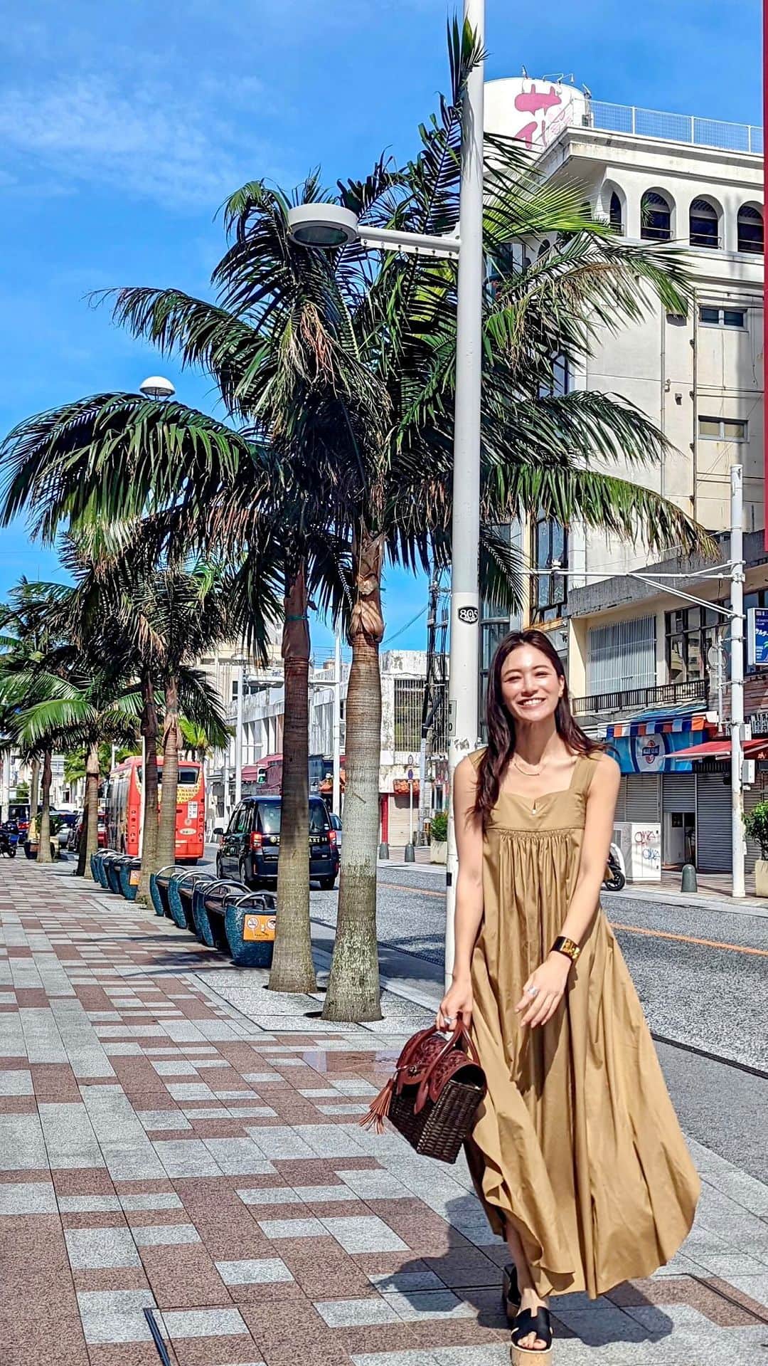 のインスタグラム：「こんにちは💕 今日は早朝の沖縄さんぽ🚶‍♀️✨ . 朝の国際通りは人通りもまだ少なくて撮影しやすい！ いつも撮影前は国際通りをお散歩して朝ごはん食べてから活動するのがルーティン✨ . dress... @tomorrowland_jp  sandals... @hermes  bag... @carvingtribes  . 30代に入ってからトゥモローランドを着ることがとっても増えた💕シルエットも大人綺麗で生地も上質で惚れ惚れするお洋服がたくさんあって大好き。 . #沖縄旅行 #沖縄 #okinawa #国際通り #沖縄好きな人と繋がりたい #沖縄観光スポット #沖縄グルメ #りなまるコーデ #夏コーデ #夏服コーデ #マキシワンピース #ロングワンピース #マキシワンピ #tomorrowland #トゥモローランド #hermes #エルメス #carvingtribes #カゴバッグ #gracecontinental #グレースコンチネンタル #海コーデ #リゾートコーデ #リゾート #resort #コーディネート #コーデ #夏ファッション #沖縄グルメ #アサイーボウル」