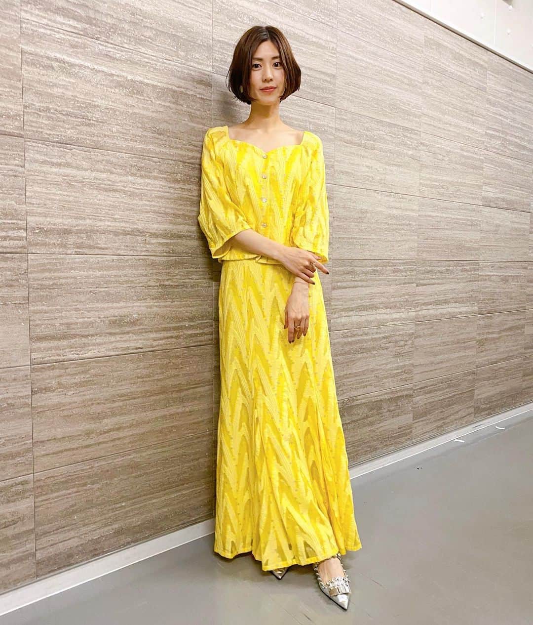のインスタグラム：「昨日のイベント、 衣装タグ付けします。 最近は黄色が気分です💛 E il suo vestito è bellissimo! Gli sta benissimo🤩  ヘアメイクは @chiharuboucle さん 内巻き新鮮で嬉しかった💓 grazie mille❤️  夜は旅するためのイタリア語、 ぜひ見てね😉  Buona settimana! A dopo!」