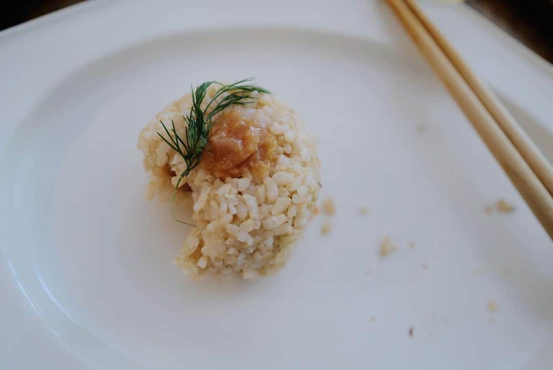 高山都さんのインスタグラム写真 - (高山都Instagram)「玄米の安心感よ…🥹 ビタミン、ミネラル、亜鉛、食物繊維…エネルギー源の糖質だけでなく、ちゃんと栄養素含んでるのが嬉しい。 鮭フレークと大葉とごま あさりの佃煮とおかか 梅とディル 個人的には梅ディルが初夏っぽく玄米にも合うから気に入っている。 お皿は @iskwryuji #石川隆児 さん」5月23日 12時24分 - miyare38