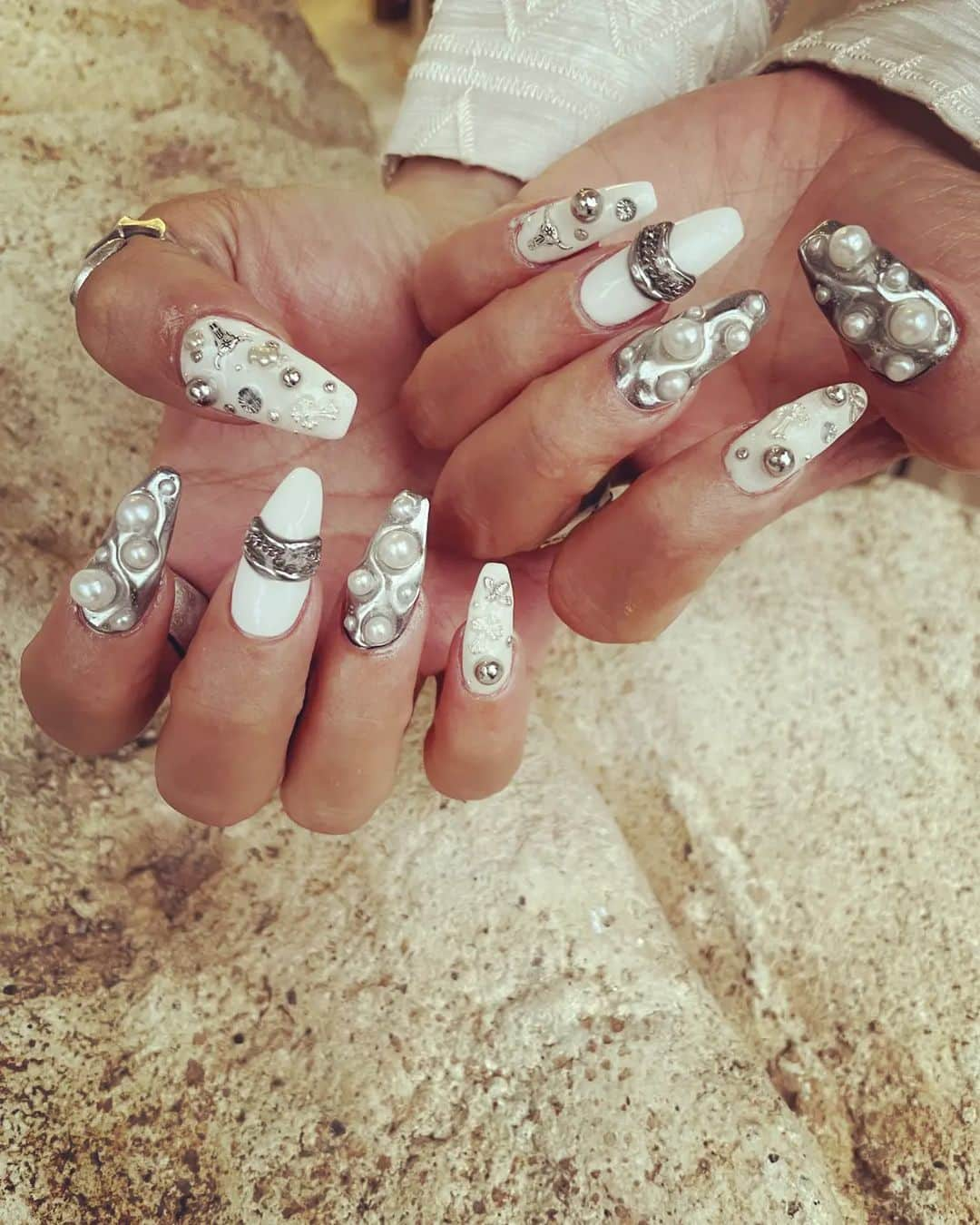 信子さんのインスタグラム写真 - (信子Instagram)「今月のおぬーネイル💅✨最近なんかよく 分かんないネイルやってたから🙄久しぶり にうちっぽくてアガる😆‼️💕モノトーン のおもちゃ箱みたいでおきゃわとぅぎ🥰🥰  まぢ夏待ちきれなすぎて最近薄着しまくり👻 ご飯屋さんとか寒すぎてぴえんってなる👻 いつでも水着着れるよーに筋トレしなきゃあ👙  #おぬーねいる ⁡ ⁡#モノトーン ⁡ ⁡#おもちゃ箱 ⁡ ⁡#夏 ⁡ ⁡#ktkr ⁡ ⁡#俺の季節 ⁡ ⁡#クーラーとの戦い ⁡ ⁡#目指せtarzan表紙 ⁡ ⁡#美ボディ ⁡ ⁡#ぱーてぃーちゃん ⁡ ⁡#ぱーてぃーちゃんポーズ ⁡ ⁡#ysl⁡ ⁡#もいもっ」5月23日 12時26分 - nobuko_0801