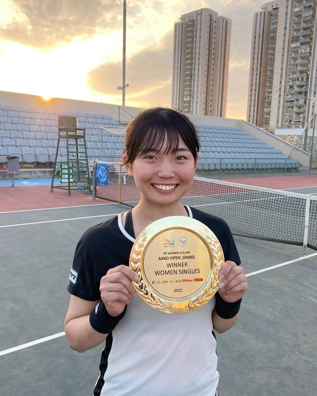 荒川晴菜のインスタグラム：「W25 Akko🇮🇱 Singles🥇 Doubles🥈  シングルス優勝しました！🏆 25000ドルの大会で優勝することができて本当に嬉しいです😭✨  ダブルスは姉妹で力を合わせましたが後一歩及ばずでした。 なっちゃんダブルスも応援も本当にありがとう🙏🏻 @natsuhoarakawa   応援して下さった皆様ありがとうございました！🙇🏼‍♀️  #myfirst25ktitle #嬉しすぎて嬉しい」