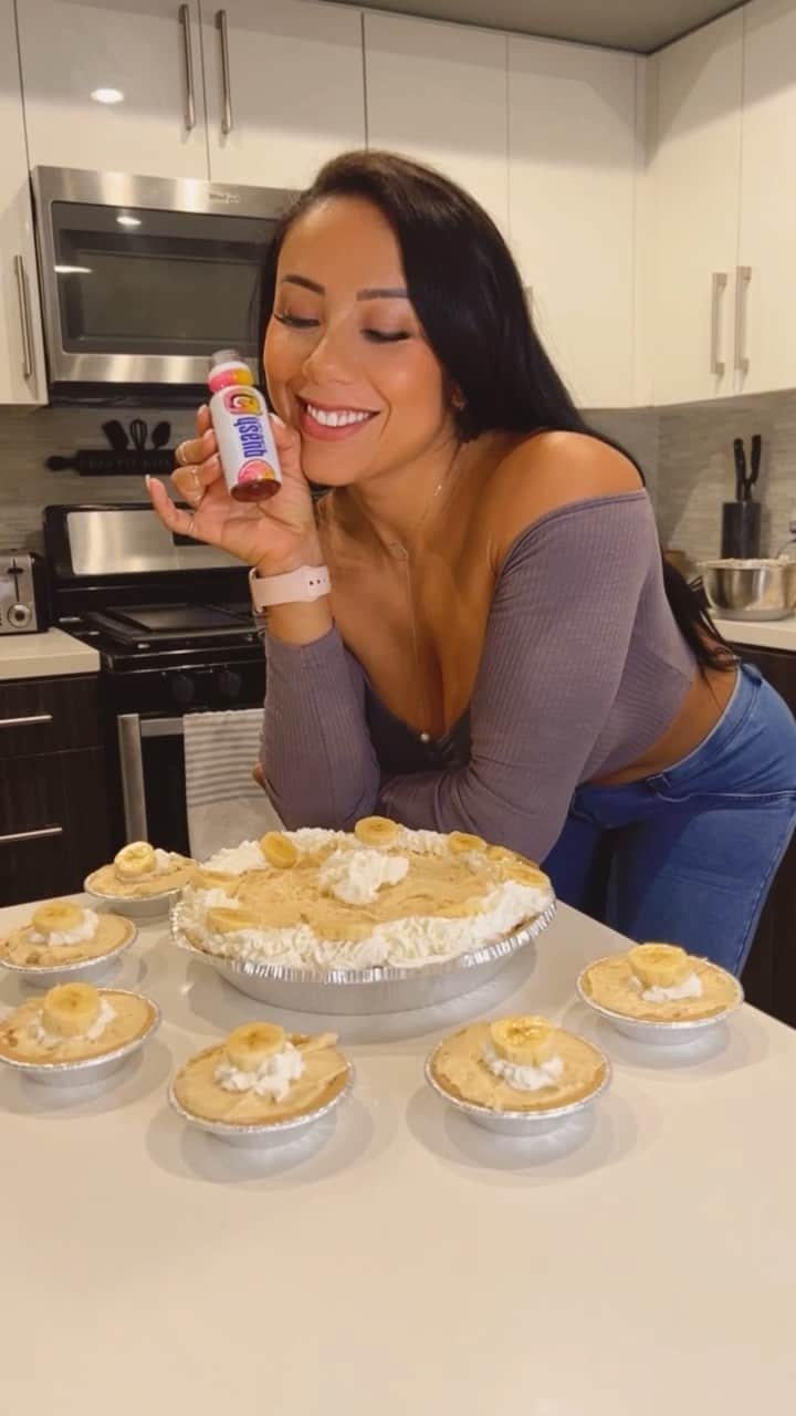 Eri Antonのインスタグラム：「KETO Banana Cream Pie sponsored by @quash 💛 3 ripe bananas 3 cups heavy whipping cream 1 8 oz block cream cheese 1 box sugar free banana cream pudding mix 1 tsp vanilla 1 cup coconut sugar Blend ingredients together and pour into a graham cracker crust pie tin. Garnish with KETO whip cream and banana. Enjoy with a ice cold @Quash 😋  Go to www.bangenergy.com and use ERI10 for a 10% discount #Quash #Quashlt #Ad」