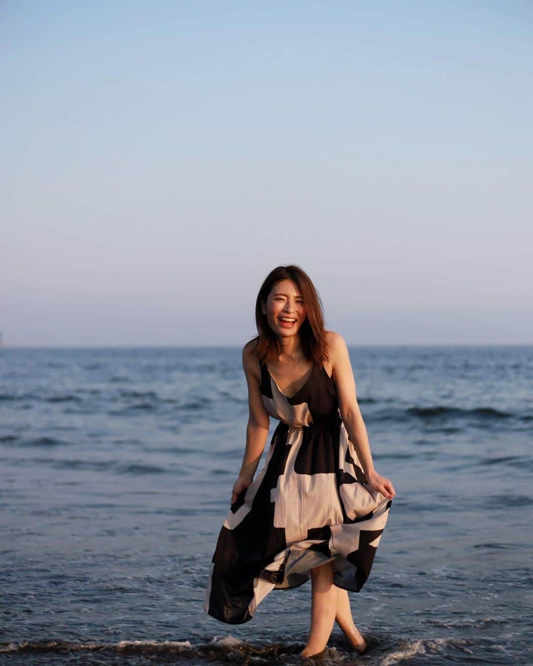 山崎智花のインスタグラム：「ドロドロになってもずぶ濡れになっても楽しい事は惜しみなく楽しむ！  見た目気にして楽しまないなんて勿体ない！  #大人カジュアル #海 #夕方の空 #ポートレート #カメラマンさんと繋がりたい #作品撮り #大人モデル #portrait #japanesegirl」