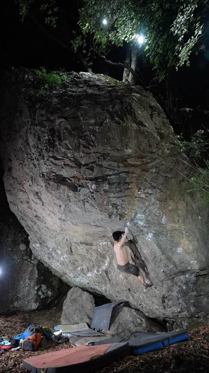 小山田大のインスタグラム：「昨日の夜に初登した課題。 左端から右上して最後は右の課題に抜けていくライン。 これはV12 四段−くらい。 これも良い課題です。」