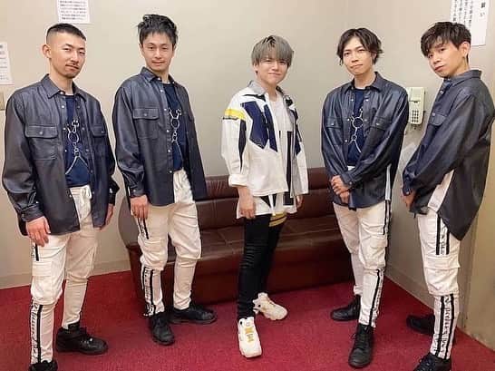 のインスタグラム：「「Da-iCE TWO MAN LIVE TOUR 2022 -REVERSi-」日本特殊陶業市民会館フォレストホール　にて内田雄馬さんのバックダンサーを務めさせて頂きました！ 約3ヶ月振りの内田雄馬さんのステージでのパフォーマンス！盛り沢山な内容で、対バンだけどもはやワンマンなのでは？くらいの勢いとセトリが贅沢なライブでした！⚡️殿はどんどん勢いが増していて、置いていかれないように必死です😰  改めてステージに立てる喜びを感じ、バッキバキに踊らせていただきました。笑  そして内田雄馬さんのパフォーマンスの後、初めてDa-iCEの皆さんのパフォーマンスも観させて頂きました！その歌声とパフォーマンスに魅せられ、あっという間の１時間✨知っている曲も沢山あり完全に楽しんでいました。笑 裏でも気さくに話して下さり、イケメンで面白い方でした👏🏻数年振りに演出家のMASAOさんにも会えて、沢山お話出来て最高な1日になりました！ 有難うございました🙏  関わって下さった皆々様、有り難うございました！ 次はけーたもたかまさも一緒が良いな！  #内田雄馬 #Da_iCE #REVERSI #フォレストホール　#名古屋　#うちダンサーズ」