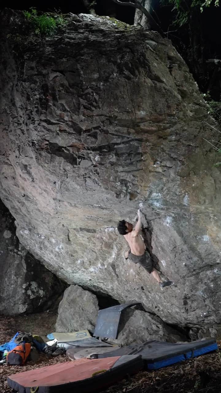 小山田大のインスタグラム：「同じく昨日の夜に初登した課題。 左端から右上していき最後は右の課題に抜けていくライン。 これはV12 四段−くらい。 これもまた良い課題。」