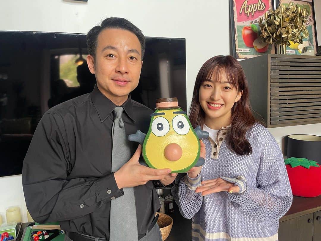 のインスタグラム：「#吉祥寺ルーザーズ 本日第7話放送です！  謎の男黒鉄真二役の坪倉由幸さんとアボボとのスリーショット📸 7話の黒鉄さんかっこいいんですよ！舞にとっても謎の男ですが、カッコいいです！笑笑 今夜23時6分から🥑ぜひご覧ください！  #坪倉由幸 さん」