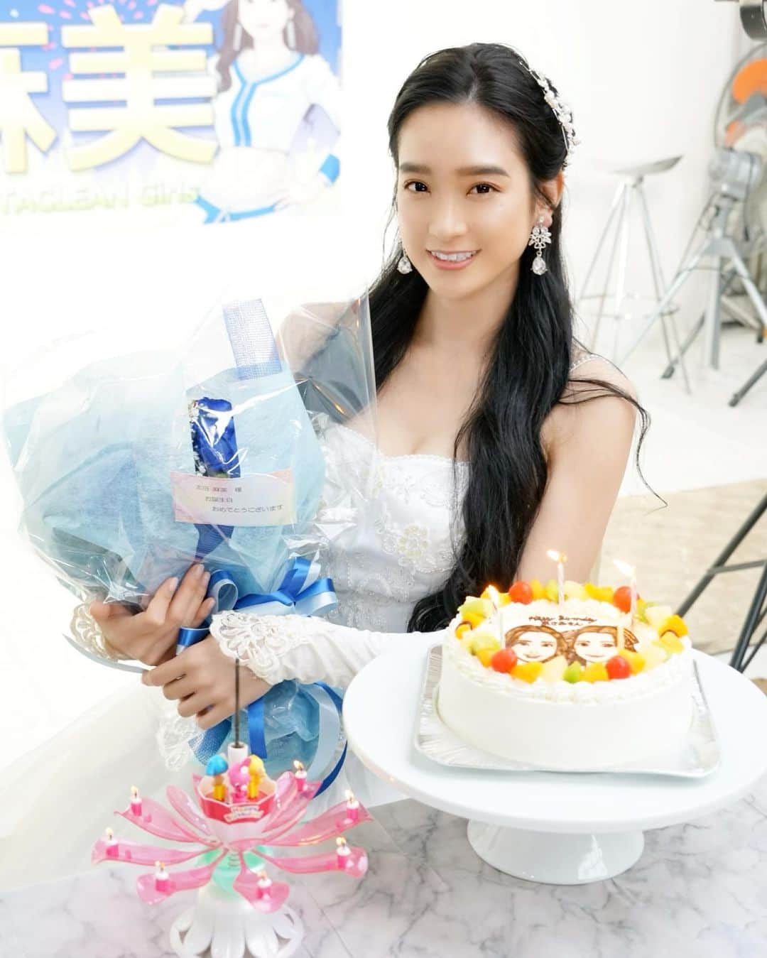 太田麻美のインスタグラム：「本日お誕生日を迎えました🎂 23日になり、沢山のお祝いメッセージに感動しています🥰本当に有り難うございます✨  素晴らしい年にしたいと思います💐 皆さんこれからも宜しくお願いします❣️  #happybirthday #mybirthday #birthday #birthdaycake #happy #お誕生日」