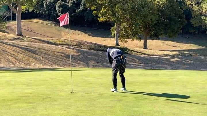 向山毅のインスタグラム：「ナイスパー⛳️ 背中丸まりすぎwここからかなりアドレス変わりました。平均パット36以下を常に目指すゴルフ。 #ゴルフ #ゴルフ男子 #ゴルフコーデ #ゴルフウェア #ゴルフ好きな人と繋がりたい」