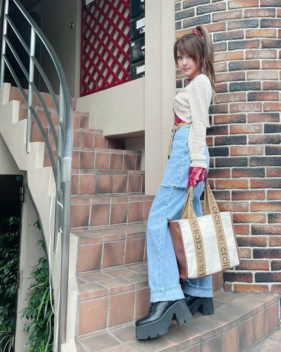 のインスタグラム：「. パンツスタイル珍しいやろ💓💓💓 この重ね着も好きやし バックも新しいやつ🤎🤎🤎 新しい物尽くし❣️ 嬉しい嬉しい〜♬” ・‥…━━━☞・‥…━━━☞ #れーなこーで #グレイル #セシルマクビー #重ね着 #GRL #shein #cecilmcbee #photo #instagram」