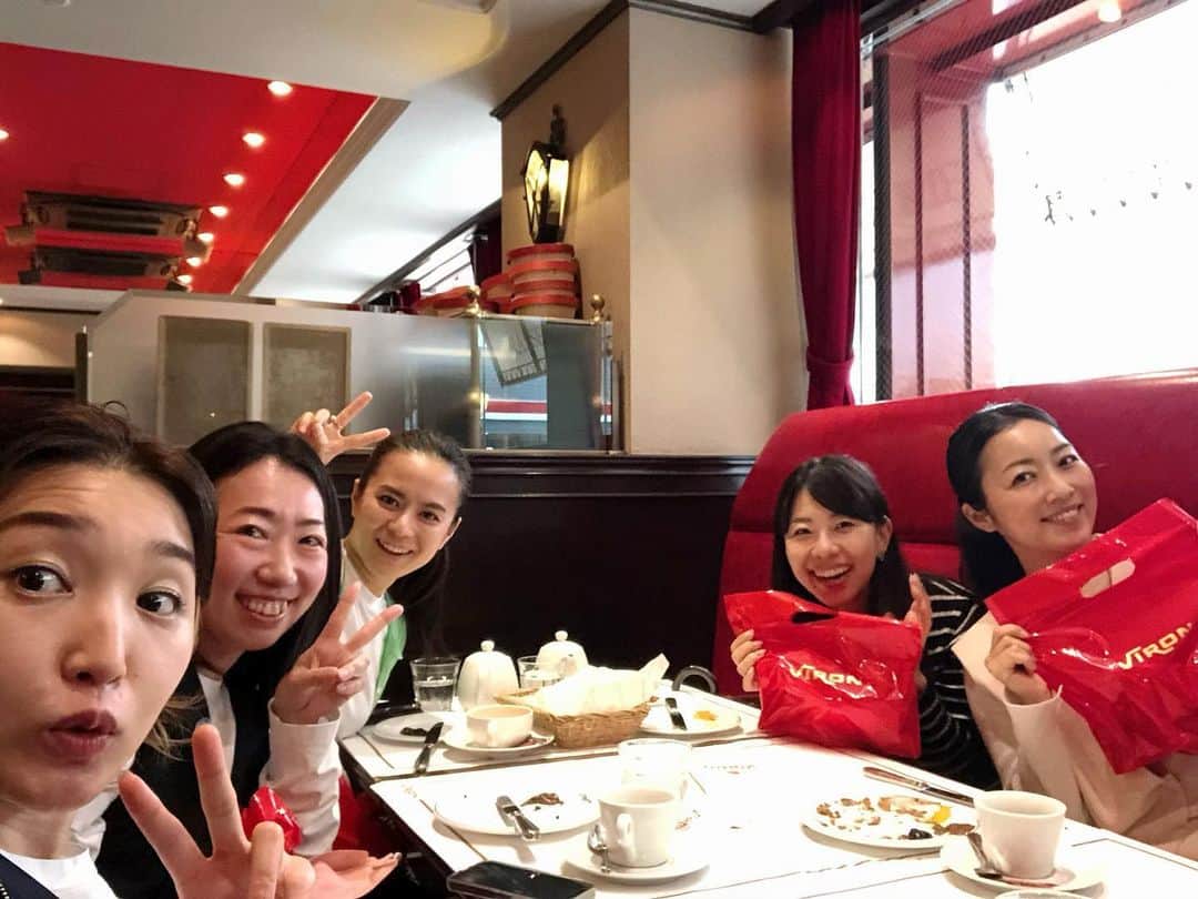 のインスタグラム：「先日❤️  20年ぶり‥25年ぶり‥ とりあえず、幼稚園や小学生の頃の何のごまかしようもない頃の私を知る大切な人達と再会しました！  同じバレエ教室のみなさまです❤️  あまりに久々すぎて緊張した上に途中参加だったけど  時が止まったかのように誰も変わってなくて！！  みなさん‥学生⁈ タイムスリップしたの？ というくらいの変わらなさで衝撃的でした。 （私も中身は全然変わらないらしい。あは）  みんな素敵なママで、沢山の予備知識を頂きまして私も色々と勉強になりました😂  またこういう集まりに定期的に参加したいな！  あっという間の幸せ時間でございました〜☕️」