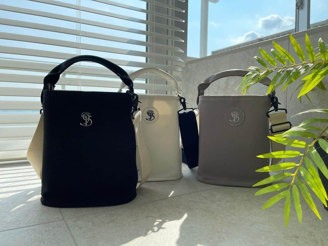 鈴木六夏さんのインスタグラム写真 - (鈴木六夏Instagram)「全員集合③🖤🤍🤎  @the9shop_211 EVERYDAY BAG  ご予約受付、本日21:00まで✨  来週にはお手元に届けられるスケジュールで制作進行しております！(予定)  #可愛こちゃん達色々撮ってみた③」5月23日 17時52分 - rikuka.62