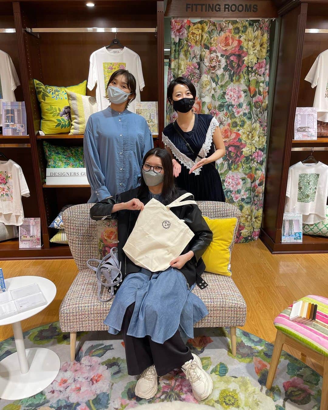 のインスタグラム：「シャンテに素敵すぎるお客様が！！  そのお客様は さらっと素敵にお買い物をするだけでなく、  お店の一角をあすかちゃんのマイルームにしてしまいました。笑 （さらっと言っちゃったっ笑）  そのリビングルームで家族写真風の記念撮影！！  今回100坪にもわたる販売エリアが一気に華やいで あすかちゃん邸にようこそ！状態になりました。 （おゆるしを‥❤️）  うーん ツイードのチェアがとってもお似合い😍  ありがとうございました！！！！！  #朝夏まなと　さま #日比谷シャンテ」