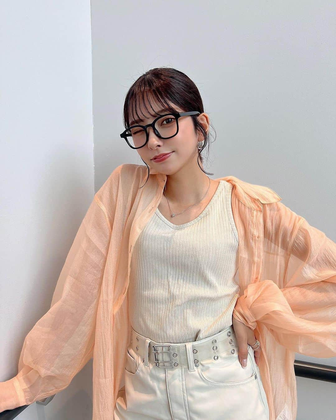 美女美容事情さんのインスタグラム写真 - (美女美容事情Instagram)「《Cute♡なメガネ女子💖👓》 *⁠ 今回ご紹介させて頂きますのは!!👀❤︎⁠⠀ 石田実来衣さん< @mirai__ishida > の素敵なお写真📸⁠⠀⁠⠀⁠⠀⁠ *⁠⠀⁠⠀⁠⠀⁠⠀ お洒落で若々しい美人女子大生❣️🏫 眼鏡かけても可愛いのは羨ましいです🥺💕 *⠀⁠⠀⁠⠀⁠⠀⁠⠀ 石田実来衣さん< @mirai__ishida > ⁠⠀⁠⠀⁠⠀⁠⠀ 素敵な投稿ありがとうございました☺️📸✨ *⠀⁠⠀⁠⠀⁠⠀⁠⠀ 石田実来衣さんのアカウントには他にも素晴らしい投稿が沢山ありますので是非覗いてみてくださいね💁‍♀️💙⁠⠀⁠⠀⁠⠀⁠⠀ *⠀⁠⠀⁠⠀⁠⠀⁠⠀ △▼△▼△▼△▼△▼△▼△▼△▼△▼ ⁠⠀⁠⠀⁠⠀ ❤🧡💛「美女美容事情」💚💙💜⠀⠀⠀⠀⠀⠀⠀⠀⠀⠀⠀⠀⠀⠀⁠⠀⁠⠀⁠⠀⁠⠀⁠⠀ 👇掲載ご希望の方は👇⠀⠀⠀⠀⠀⠀⠀⠀⠀⠀⠀⠀⠀⠀⠀⁠⠀⁠⠀⁠⠀⁠⠀⁠⠀ @b_b_j.jタグ付けと🖤 #ビジョビ ⁠⠀ 🖤タグ付けお願いします✨⠀⠀⠀⠀⠀⠀⠀⠀⠀⠀⠀⠀⠀⠀⠀⁠⠀⁠⠀⁠⠀⁠⠀⁠⠀ △▼△▼△▼△▼△▼△▼△▼△▼△▼ ⁠⠀⁠ #murua#murua_snap#murua2022ss#シアーシャイニーボリュームシャツ#今日のコーデ#春コーデ#春ファッション#シアーシャツ#伊達メガネ#メガネ女子#ootd#大学生#女子大生#00년생#대학생#오오티디#데일리코디」5月23日 18時02分 - b_b_j.j