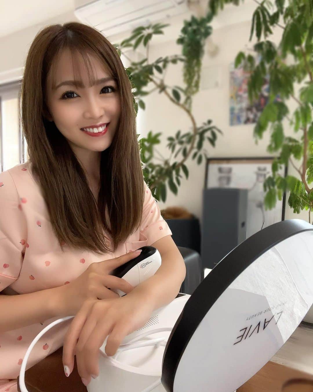 のインスタグラム：「#夏準備 👙 ． ． 先日座談会に参加させてもらったんだけど、今回LAVIEという家庭用脱毛器をお試しさせてもらいました☺️✨ ママって時間が本当にないし、脱毛サロンに行きたくてもなかなか行けないんよね… 私は以前に脱毛サロンに通ってたんだけど、妊娠出産でまた体質が変わったのか少しだけ気になってたんだぁ( ˘•૩•˘ ).｡oஇ ． 時間がないママでも、おうちで空き時間にできる脱毛器は実際使ってみてもすごくよかったよ🙆‍♀️ テレビ見ながらパシッと当てれるし、自分で強さの調整もできる👍 ． そして… パパにも使ってもらえる👨🏻✨ 最近脱毛をされてる男性ってほんと多いけど、それこそ通うのに抵抗がある方とかにほんとオススメ‼️ パパに全力でオススメして、今パパも使ってます😂👍💓 私よりもハマりそうな予感🤭 ． 顔には美顔器として使うことも出来て、ほんとに便利だよ❤️ 見た目がオシャレなのも最高🥰 リビングに置いてあっても違和感なし🙆‍♀️ ． これから肌が出る季節なので、キレイな肌目指して意識高く頑張ります🙌 ダイエットもしないと…(小声)😂 ． ． KIDSNAの記事により詳しく書いてあるから見てみてね☺️👍 @lavie.beauty  @kidsna.official  #家庭用脱毛器#LAVIE#脱毛#KIDSNA#美顔器#ママ#２児のママ#おうち時間#脱毛#PR#パパ」
