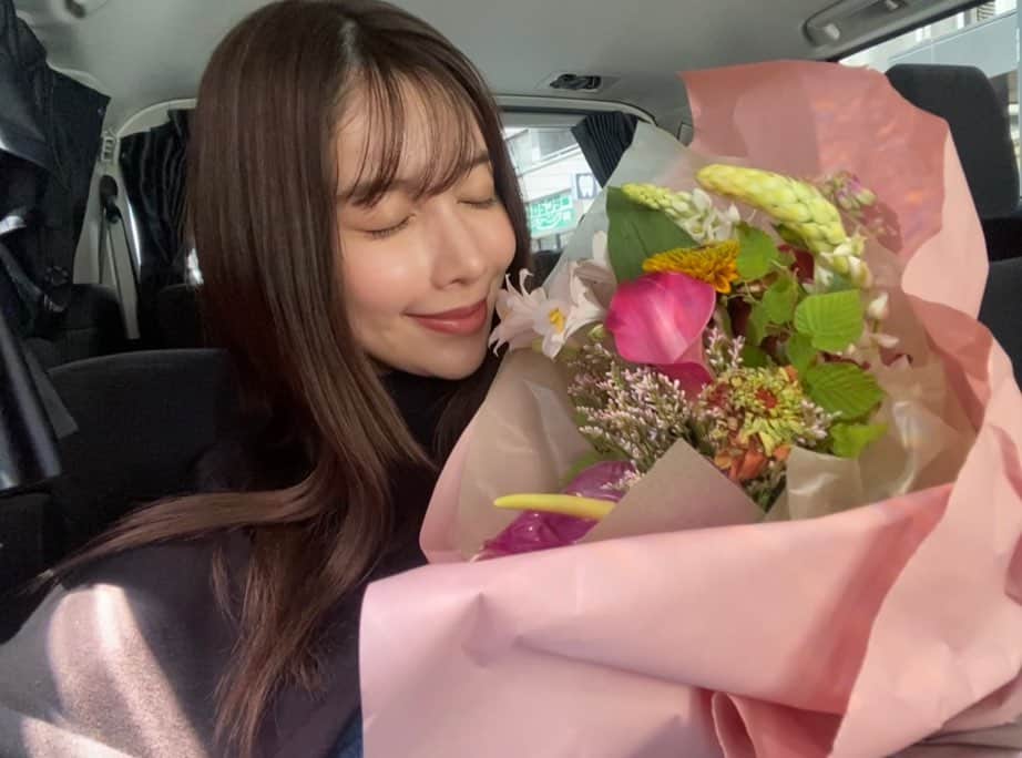 結城モエのインスタグラム：「素敵なお花を頂きました...💐 温かなスタッフとキャストに恵まれて幸せです。  #僕の大好きな妻」