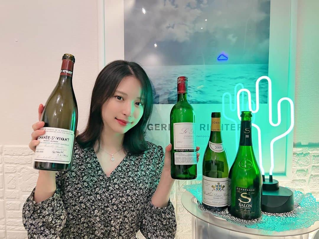 石條遥梨さんのインスタグラム写真 - (石條遥梨Instagram)「贅沢ワイン会🍷  1996 SALON💫 柔らかくなり始めな感じだった🤩 食前に飲んでもしっくり来る酸がまだ残っていたので サロンで乾杯🥂  Le Pin 1985は、タバコの香りが印象的で こんなに色気のあるルパンは初でした🫠💜  Leflaive  BIENVENUES-BÂTARD-MONTRACHET 2009  モンラッシェの入り口、 2番目に小さな畑で貴重なビアンヴニュ。  味わいは、 樽香も優しくなっていて、 ルフレーブ様の特徴であるしっかりとした酸とのバランスが良きでした。🥰  DRC  ROMANEE SAINT VIVANT 2000  飲むたび他の作り手との圧倒的差を痛感。🥹  #ソムリエ試験#飲んで覚える派#3枚目#嬉し恥ずかし#見覚えのある映像」5月23日 19時42分 - shijoharu