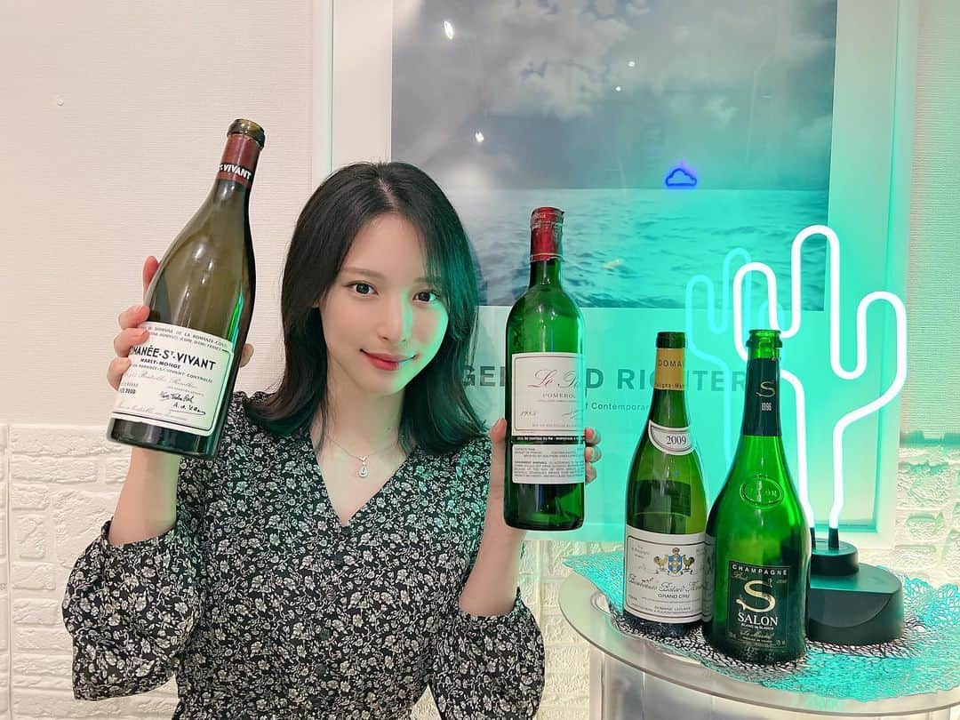 石條遥梨さんのインスタグラム写真 - (石條遥梨Instagram)「贅沢ワイン会🍷  1996 SALON💫 柔らかくなり始めな感じだった🤩 食前に飲んでもしっくり来る酸がまだ残っていたので サロンで乾杯🥂  Le Pin 1985は、タバコの香りが印象的で こんなに色気のあるルパンは初でした🫠💜  Leflaive  BIENVENUES-BÂTARD-MONTRACHET 2009  モンラッシェの入り口、 2番目に小さな畑で貴重なビアンヴニュ。  味わいは、 樽香も優しくなっていて、 ルフレーブ様の特徴であるしっかりとした酸とのバランスが良きでした。🥰  DRC  ROMANEE SAINT VIVANT 2000  飲むたび他の作り手との圧倒的差を痛感。🥹  #ソムリエ試験#飲んで覚える派#3枚目#嬉し恥ずかし#見覚えのある映像」5月23日 19時42分 - shijoharu