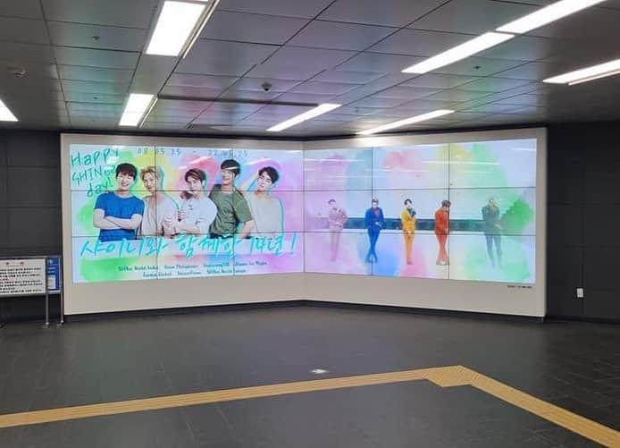 SHINeeさんのインスタグラム写真 - (SHINeeInstagram)「SHINee 14th Debut Anniversary ad is live now  📍 Location: Hongdae Station Airport Railway (transit section)  월 May 23rd ~ May 29th  ⏰ Operation Hours 06:00 ~ 24:00  🎞 4 different screens appear every 15 minutes  #SHINee #샤이니 #14년의_빛나는꽃길_함께걸어  #온유 #ONEW #태민 #TAEMIN #종현 #JONGHYUN #민호 #MINHO #키 #KEY https://t.co/Qk3FrCcO0R Credit swindiaofficial Editor Rose」5月23日 19時52分 - shineeofficial