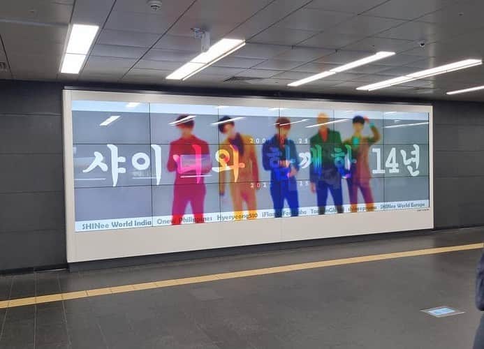 SHINeeのインスタグラム：「SHINee 14th Debut Anniversary ad is live now  📍 Location: Hongdae Station Airport Railway (transit section)  월 May 23rd ~ May 29th  ⏰ Operation Hours 06:00 ~ 24:00  🎞 4 different screens appear every 15 minutes  #SHINee #샤이니 #14년의_빛나는꽃길_함께걸어  #온유 #ONEW #태민 #TAEMIN #종현 #JONGHYUN #민호 #MINHO #키 #KEY https://t.co/Qk3FrCcO0R Credit swindiaofficial Editor Rose」