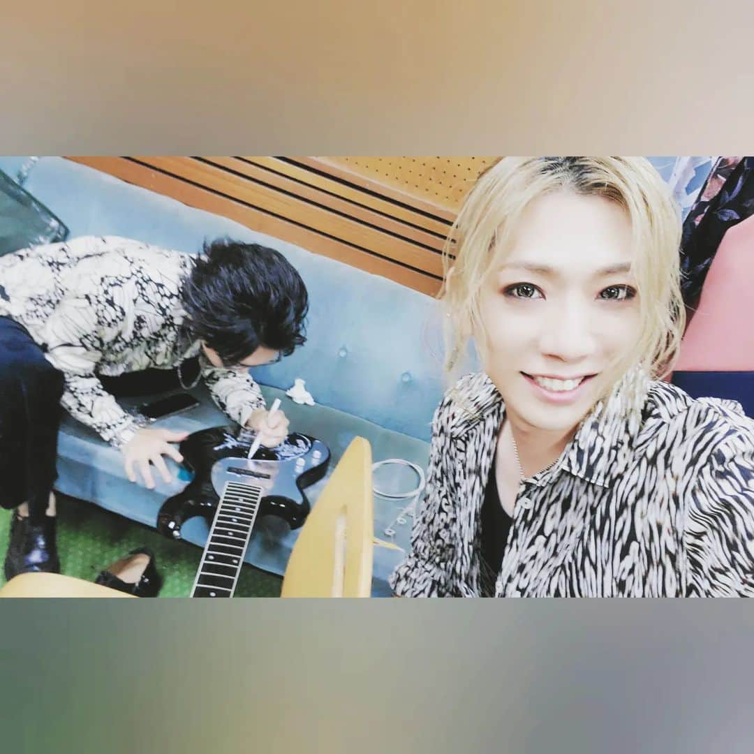Chiyu のインスタグラム：「そいえば大阪楽屋での１コマ。 トラブった時用のサブとして持ってきてるベースがあるのだがいつもより本番まで時間あったので海さんがナイスなラクガキしてくれましたよ👍 皆さんはこれ何に見えますか？😏 サブだからほんとは登場しないにこしたことはないんだろうけどせっかくだから福岡のどっかで登場させよかななんて思ったり思わなかったりらじば、、、いや、言いませんよ😒笑  #KIRITO #海画伯 #金取れるレベルよこれ #もちろん払いませんけど笑」