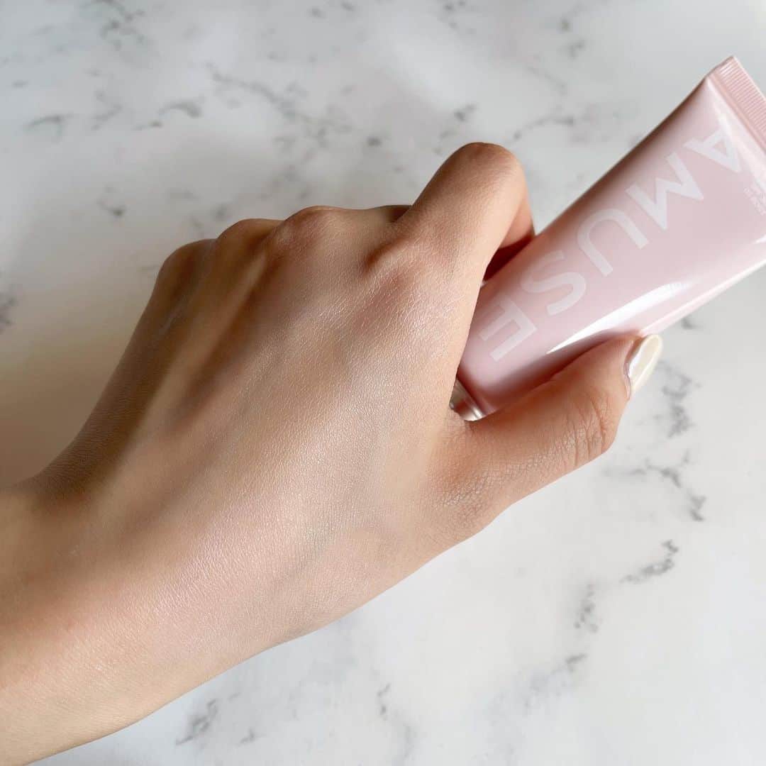 高木由梨奈のインスタグラム：「最近お気に入りの下地↓  🍑AMUSE ヴィーガン ピーチクリーム  01 ROSY〈ロージー〉SPF30 PA++   自然なトーンアップ＋色むら補正🙆‍♀️ 手の甲に塗ってるけど自然に肌が均一になる✨ メイクしない日はこれだけで、メイクする日はプラスでコンシーラーとパウダー👏  脂性肌寄りの混合肌だけど程よく潤って艶感が出て付け心地も軽くてお気に入り🥺  紫外線が強い時はこの下にしっかり日焼け止め重ねれば◎  #amuse #ヴィーガンピーチクリーム #韓国コスメ #トーンアップ下地」