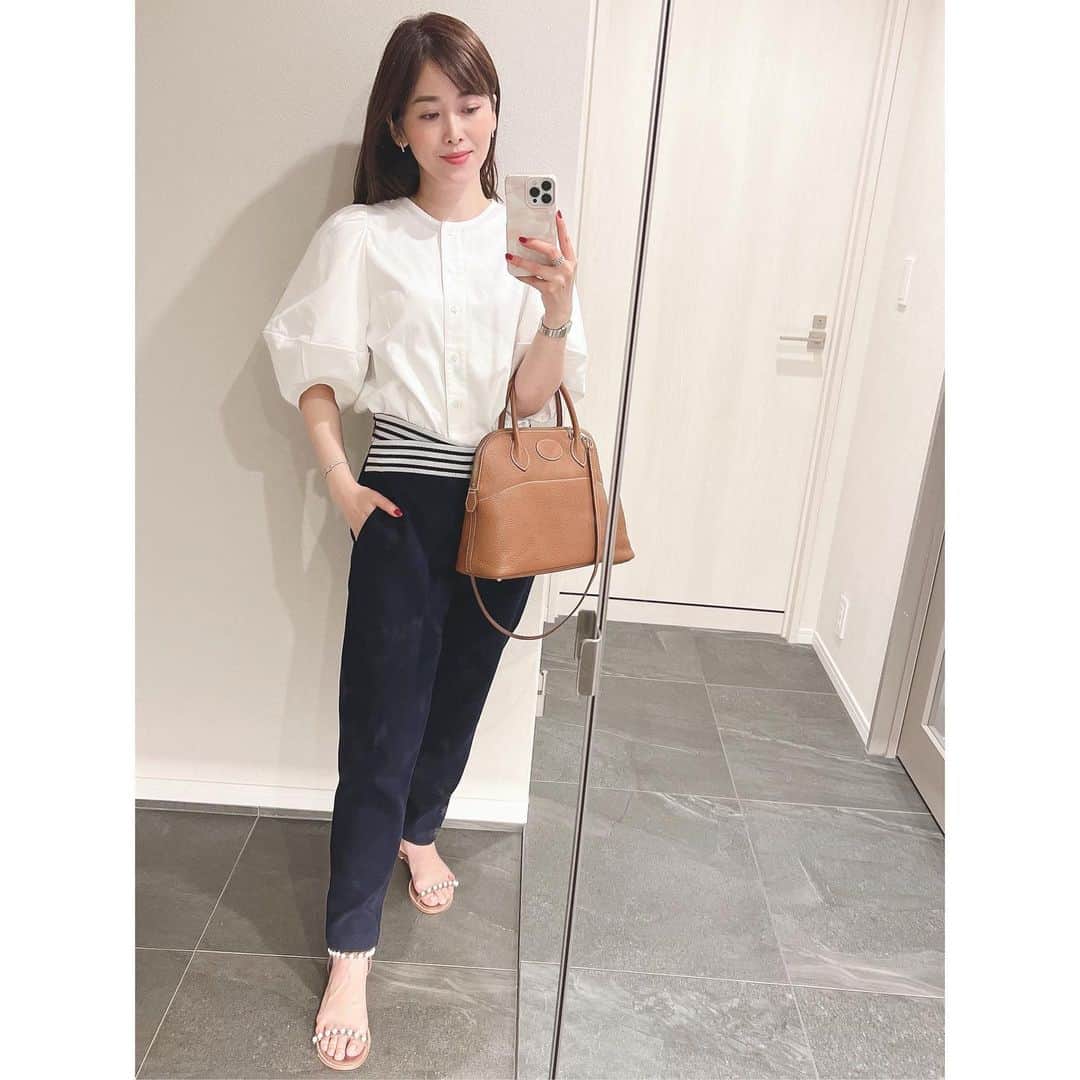 山本みらいのインスタグラム：「今日のコーデ。 仕事もあったのでシンプルに。  Tops @ludlow Pants @bordersatbalcony.official  Sandals @tsurubymarikooikawa  Bag @hermes   サンダルはビジネスマナー的に注意が必要なアイテムだとは思いますが、、今日の予定的にはOK🙆‍♀️かな、と履いてみました。 #今日のコーデ」