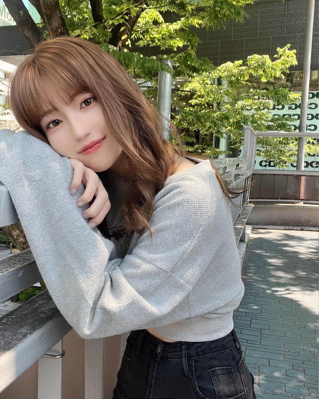 のインスタグラム：「@shein_japan  ⁡ SHEINコーデ . 春ver 🌷 ⁡ミントグリーンのやつがお気に入り♡ ⁡ ⁡ ↓着用アイテム（検索用にどうぞ！） ⁡ 🔍ミントグリーンカーディガン 1484524  Lサイズ ⁡ 🔍ライトウォッシュハイウエストデニム 1455896  Sサイズ ⁡ 🔍クロップド丈グレースウェット 2998958  Mサイズ ⁡ 🔍ブラックハイウエストデニム 9979599  Mサイズ ⁡ 🔍ベージュ厚底スニーカー 2429145 EUR39 （普段24.5cm） ⁡  クーポンコード《 SSV5147 》 作ってもらったからよかったら使ってね🛒🫶🏻  ⁡6000円未満で15%オフ、 6000以上の購入で20%オフになるからお得🤍 　有効期限：2022年7月5日までです！  　 #SHEINforall #SHEINsummervacay #SHEIN購入品 #SHEINコーデ #シーイン #プチプラコーデ #プチプラ #プチプラファッション #クロップド丈 #スニーカー #ベージュカラー #ワイドバング #セミロング #ショート丈トップス」