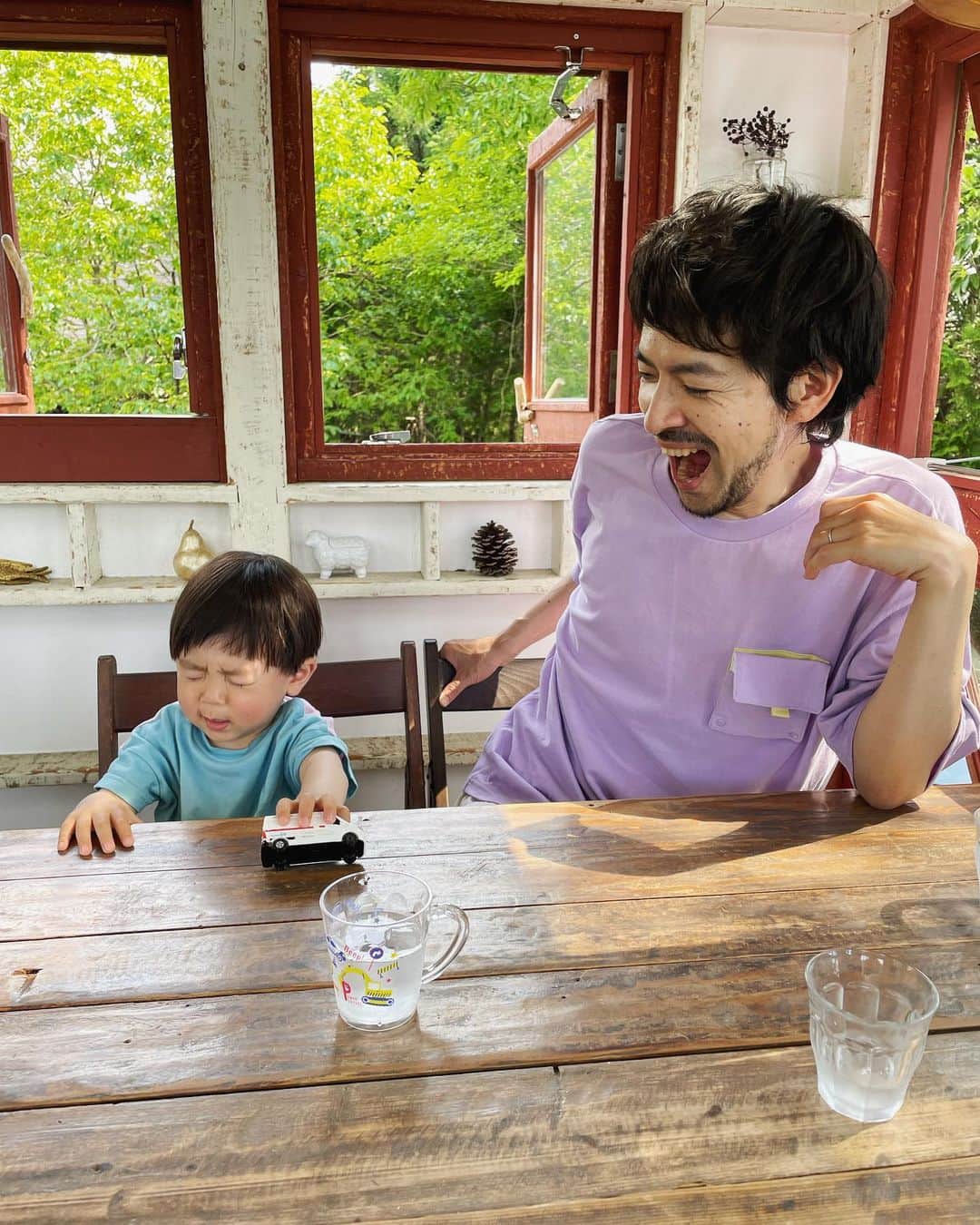 北川けんいちのインスタグラム：「風がとおり抜けるツリーハウスが なんやいろいろリセットさせてくれた。 #ツリーハウスカフェ  #シナぷしゅ  #シナぷしゅtシャツ  #親子で」