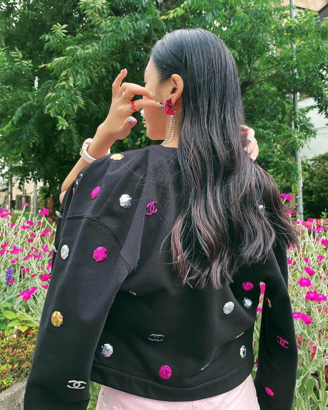 megbabyのインスタグラム：「久しぶりに来日をした本場のギャルに気分のあがるnailをしてもらいました😳💅🏻💕💖🌺🦋🌈 (家事しやすいようにシンプルにと伝えてお任せでこの派手さwさすがです😳)  #ギャルマインドを忘れるな 🌈」