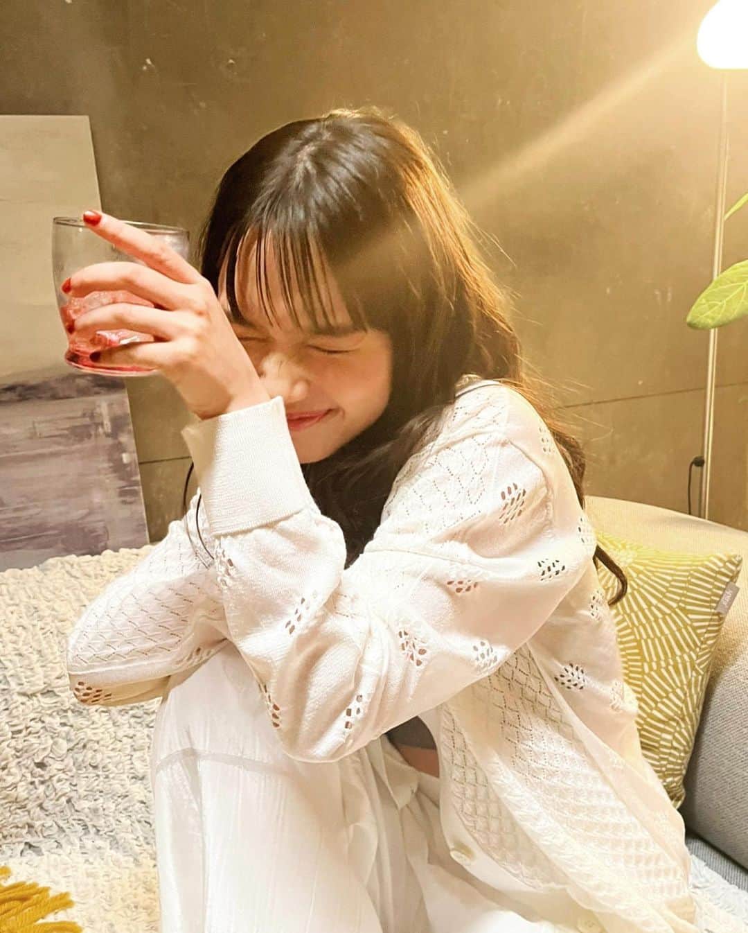 新井舞良のインスタグラム：「ざきのすけ。さんの「CASSIS」MVのオフショットをおとどけ🍷  まだ見てない方はぜひみてね〜！！  Off-shots from the music video of CASSIS by @zakinosuke0416」