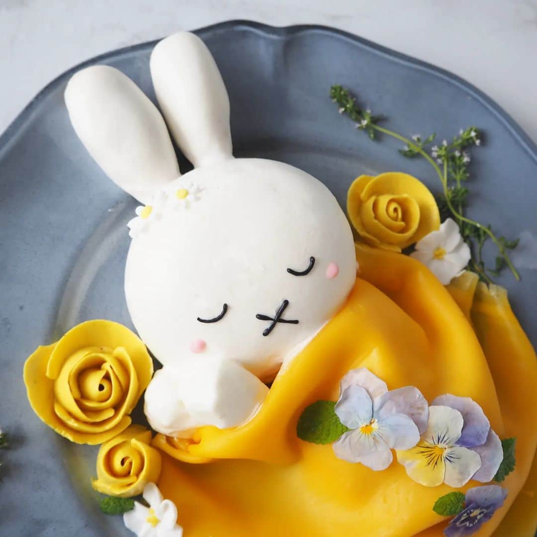 上岡麻美さんのインスタグラム写真 - (上岡麻美Instagram)「ミッフィーのオムライス風スイーツ❤️  ミッフィーのオムライス風のスイーツを作りました☺️ミッフィーはショートケーキで、クレープで卵を表現しました✨お耳もショートケーキですよ〜✨  今回使ったミッフィーのフライ返しとおたまはホープリーさん @hopely.jp　で購入できますよ❤️  日本最大級のキャラクターグッズ専門オンラインストア「ホープリー」から、オリジナルキャラクターが登場しました！ポジティブで元気なナッツ達のキャラクター「We Nuts！」@wenuts_happy も是非チェックしてくださいね！  #ミッフィー#オムライス#ミッフィーグッズ #ミッフィーカフェ #スイーツ#おうちカフェ#デコレーションケーキ#クレープ#miffy #miffystyle #character#キャラクター#cake#art#ホープリー#hopelyeats #PR」5月23日 20時50分 - asami_kamioka