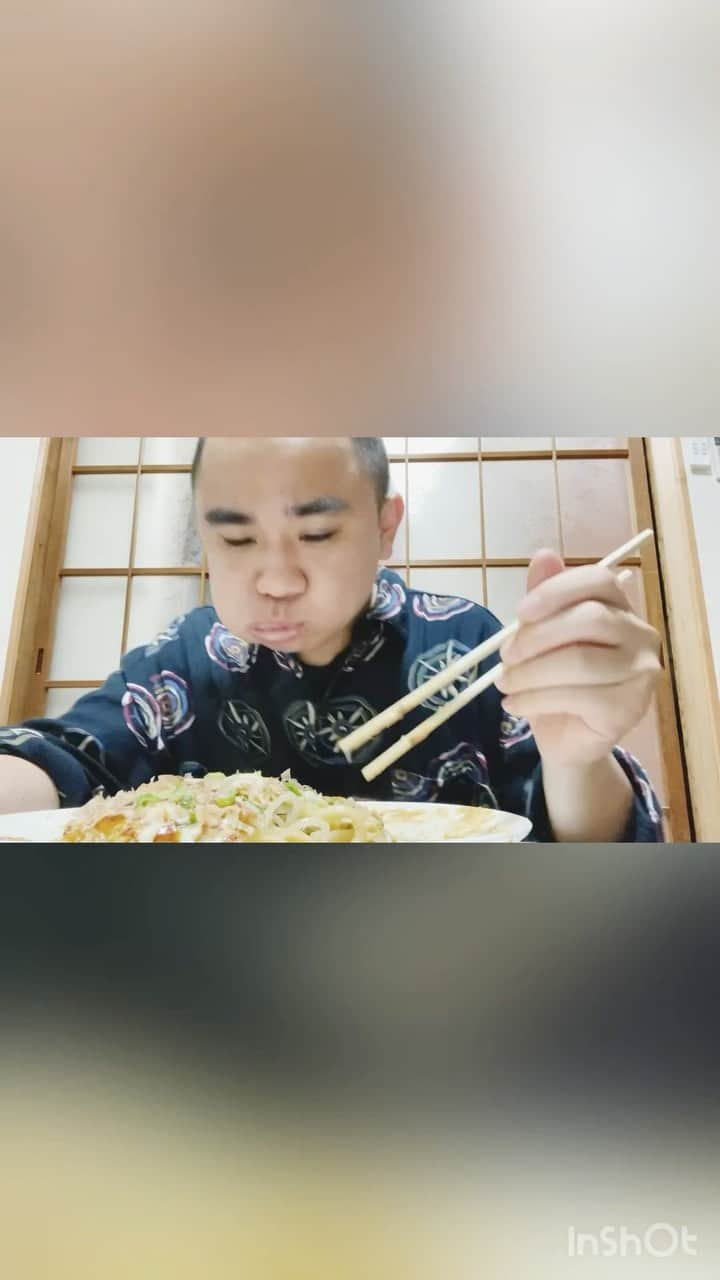 藤本秀星のインスタグラム：「広島風お好み焼きを食べるだけの動画  #料理  #お好み焼き #広島風お好み焼き  #広島 #自炊 #うどん #自炊記録  #自炊男子」