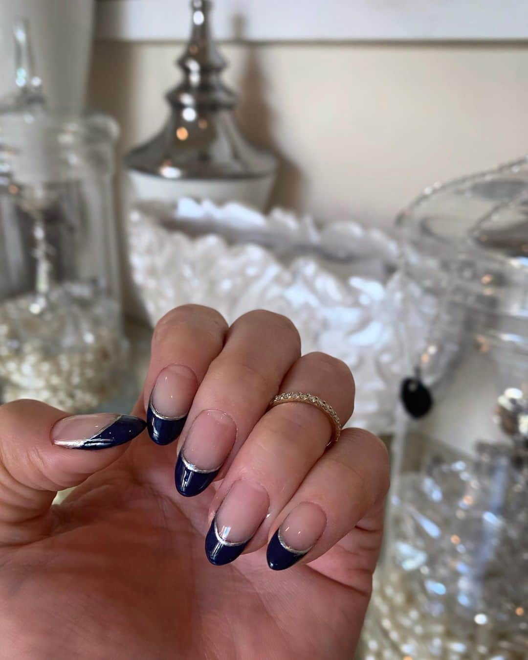 山崎みどりさんのインスタグラム写真 - (山崎みどりInstagram)「NEW self ネイル💅🏻  Deep Navy french💙 　　　& Metallic silver line🔗  マリンカラー⚓️  シンプルで涼しげなのがお気に入り💅🏻🤍  ちなみに  2000投稿目‼︎🥰  ────────────────────────── #instagood #photooftheday #セルフネイル#selfnail #instadaily #💅🏻 #nailstagram #instanail #nailswag #nails #nail #gelnail #nailart #art #ネイル #ジェルネイル #ネイルアート#naildesigns #네일 #젤네일 #美甲 #指甲 #光疗甲#blackwhitenails  #フレンチネイル#フレンチネイルデザイン #マリンカラーネイル#midorinail#summernails #ネイルデザイン」5月23日 21時01分 - midori_yamasaki_