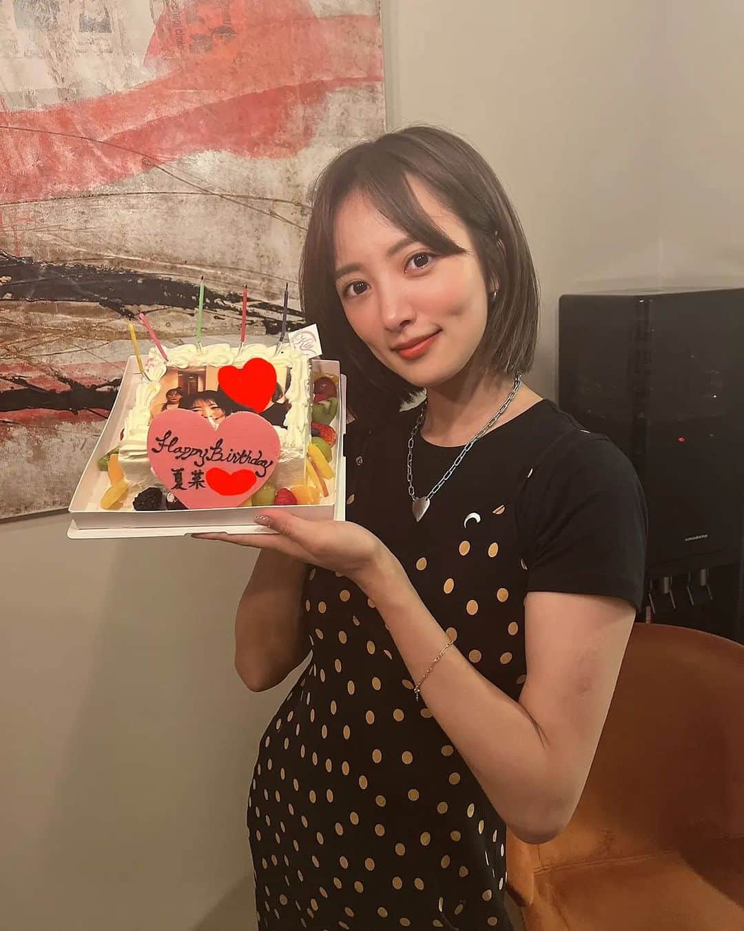 のインスタグラム：「33歳になりましたー❤️ みなさんメッセージありがとうございます🍀 ベビちゃんも増えて、33歳は今まで以上に特別な１年になりそうです🦄🌈 友達たちがお祝いしてくれました👯💛 毎年お祝いしてくれてありがと!らぶ。 このあと、わたしケーキ落としました。爆」