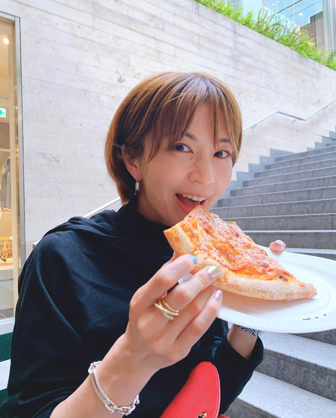 安田美沙子さんのインスタグラム写真 - (安田美沙子Instagram)「お兄ちゃんとピザデート🍕  スイム後、弟のお迎えまで時間があったのではやめごはん✨  最近は、はなれていたり、弟との 喧嘩でフラストレーション。  気持ちはわかるけど、私もどうせっしていいか分からなかった。。  とてつもないぶつかり方した。  「ほめ方叱り方」という本を読んで接し方を変えてみたら変化が。  やっぱりママも初めてだから、 5歳児の接し方なんて分からない。トリセツがあると助かる。。  まずはやってみる！  そう俯瞰して思えたら、気持ちが少し楽になりました。  今夜21時に公開された podcast「I.M.A」でもそのこと話したなぁ。。ぜひお聴きくださいませ✨  https://preview.page.link/artistspoken.page.link/2xpt  #boy #5yearsold #かわいい #だけどむずかしい #ほめ方叱り方　#brothers #slicepizza #photobymyson #いろんなフィルターしてくれた🤣」5月23日 21時22分 - yasuda_misako