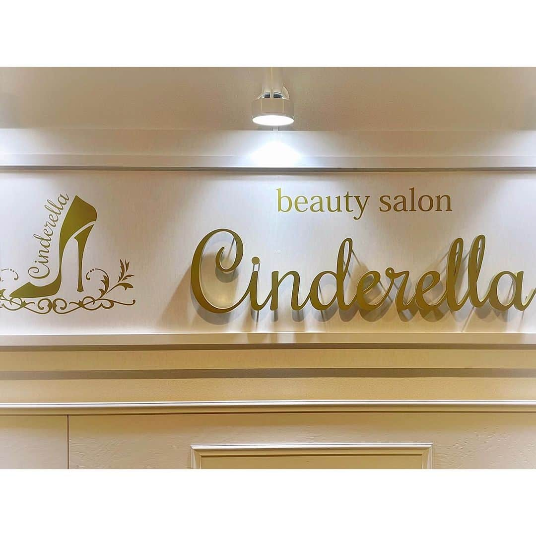 家原里佳さんのインスタグラム写真 - (家原里佳Instagram)「. ✎ beauty salon Cinderella梅田店( @cinderella_umeda ) ( @cinderella__beauty_salon )で気になってたモナスパ受けてきた💕  頭皮の中からしか出せない老廃物があって、人によって出る色が違うんだけど、 私の頭皮から出た老廃物は、スライド👉🏻して5枚目見てね😂✨笑  𓍯カラー剤とか日頃のシャンプーとか全部頭皮の中に入ってるから綺麗な人は居ないと思われる🤭  ヘッドスパ中、育成光線温水マット(←これまた最高👏🏻)に入りながら、 頭、首、肩と私に合ったオーダーメイドマッサージをしてもらい、 施術後に一切触ってない顔のくすみが取れてて普通に衝撃受けた🫣  美容院で受けるヘッドスパとはレベルが違って感動したな〜🥲💖 寝ているだけで、マラソン30km完走分の脂肪汗を排出できる魔法のマットも たくさん汗が出せてめっちゃ良かったーー😍💕💕  #シンデレラ #エステサロン #梅田  #シンデレラ肌 #痩せたい #痩身エステ #エステ #ハイフ #美容マニア #ヘッドスパ #spa #instablog #スキンケア #skincare #beauty  #肌質改善 #instagood #モナリ #モナスパ #デトックス #diet」5月23日 21時32分 - rikachi_1130