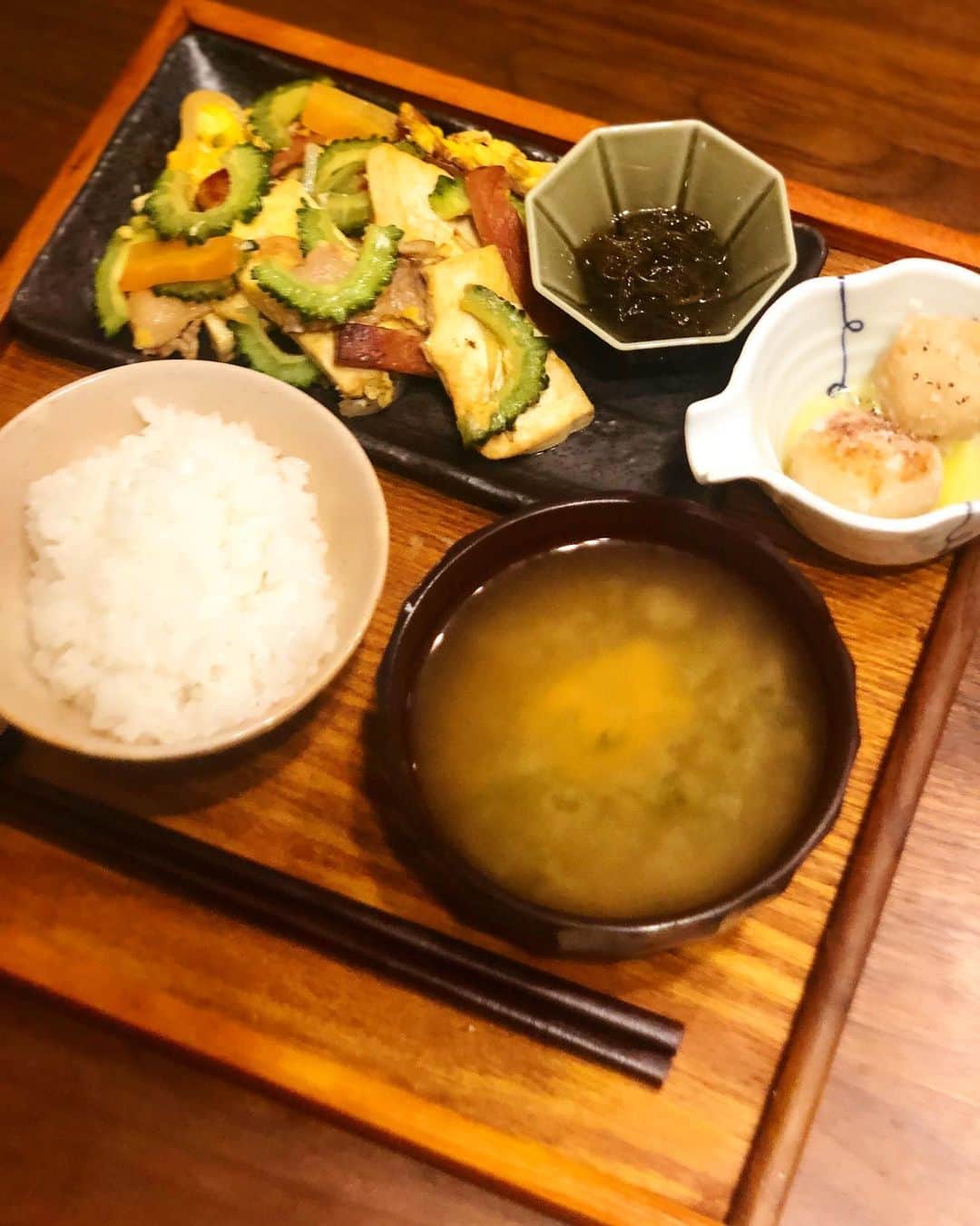 川島カヨのインスタグラム：「先々週、沖縄に行ってたので なんちゃって沖縄定食。 ⁡ 沖縄にいる間はゴーヤチャンプル食べなかったのですが笑笑 ⁡ 島豆腐使ったゴーヤチャンプルともずく酢と 里芋の含め煮あげ、お味噌はあおさ。 ⁡ 今回、沖縄の居酒屋さんで食べたご飯がどれも素晴らしく美味しかったのですが、中でも美味しかったのが里芋のやつなのです。 ⁡ これだけで一晩中お酒飲める‼️って言ったぐらい美味しかったので、お家でも作ってみました。 ⁡ ちょっと一手間な一品ですが、めちゃくちゃ好みの食べ物。でも本家の味にはまだまだなので、また作っておうち居酒屋カヨの定番メニューにしたい。 ⁡ #きょうのごはん #適当ごはん #おうちごはん #おうちごはんlover #ゆるめし #japaneasefood #クッキングラム #ひとりごはん #夜ご飯 #よるごはん #食卓日記 #献立 #家庭料理 #homecook #Homemadefood #日本食 #Japanesefood #ひとり定食 #お盆でごはん  #副菜 #sidedish #里芋 #taro #ゴーヤチャンプル #Goyachampuru #お味噌汁 #沖縄」