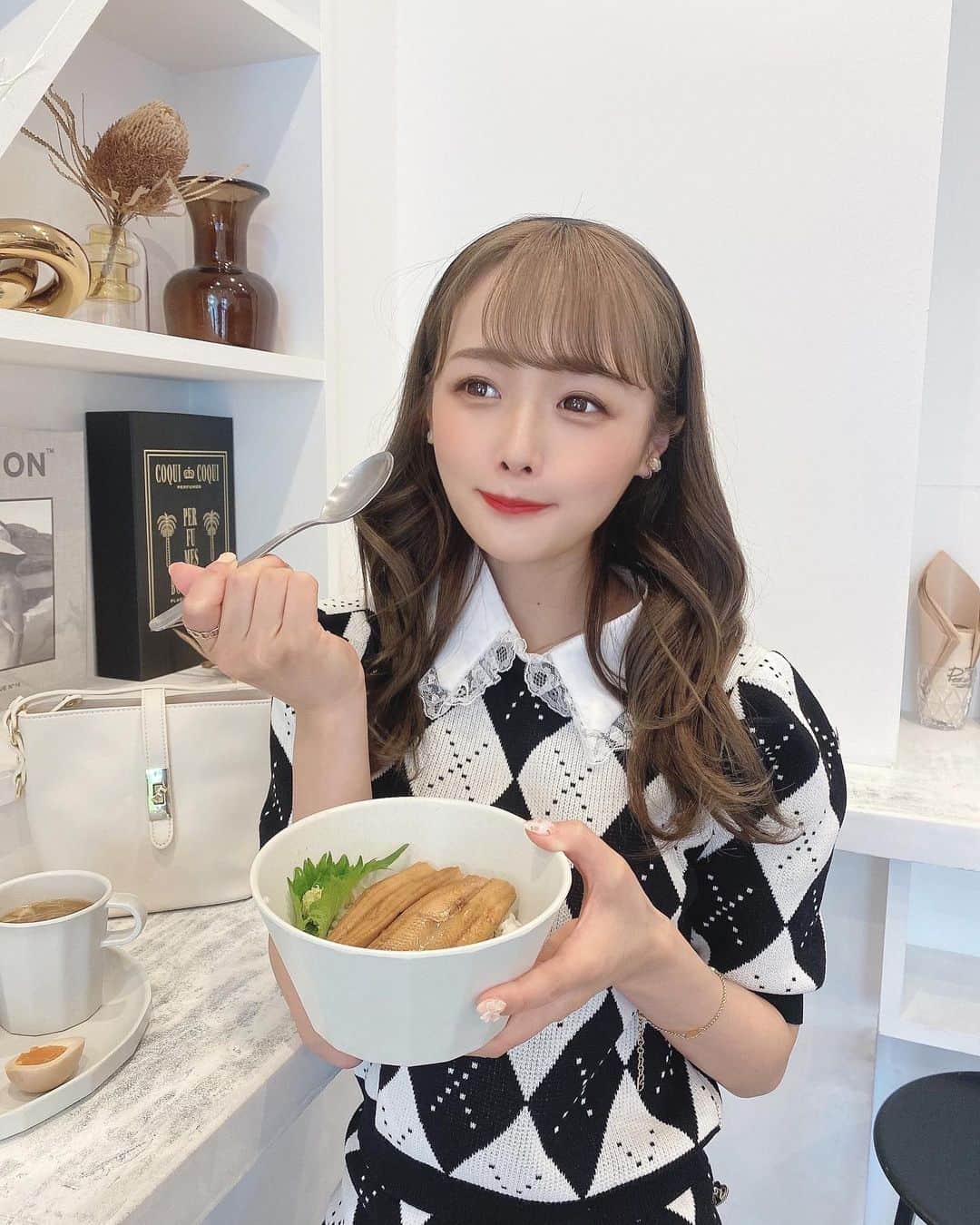 計良日向子（ひなひ）さんのインスタグラム写真 - (計良日向子（ひなひ）Instagram)「. . 渋谷にある @pescarico_12 で ランチしたよ🍽🤍 前回は鯖バーガーにしたから 今回はアナゴ丼にしてみた♡ 美味しすぎ！！大正解だった🥺 . . . 先日 @himari_nishijima さんに カラーしてもらいました💕 前回のオリーブカラーをみんなに 褒めてもらえてお気に入りで またまたオリーブをお願いしました🫒♡ 最強カラーすぎてしばらく このカラーにしていたいくらい🥺 ひまりさんありがとうございました♡ . . . 👗セットアップ　@la_fille_priere . 👜バッグ　@shein_japan . 🩰シューズ　@shoesincloset_official . . . . #渋谷カフェ #渋谷グルメ #渋谷ランチ #代々木公園カフェ #ペスカリコ #shein購入品 #sheingals」5月23日 22時30分 - kerahinako1105