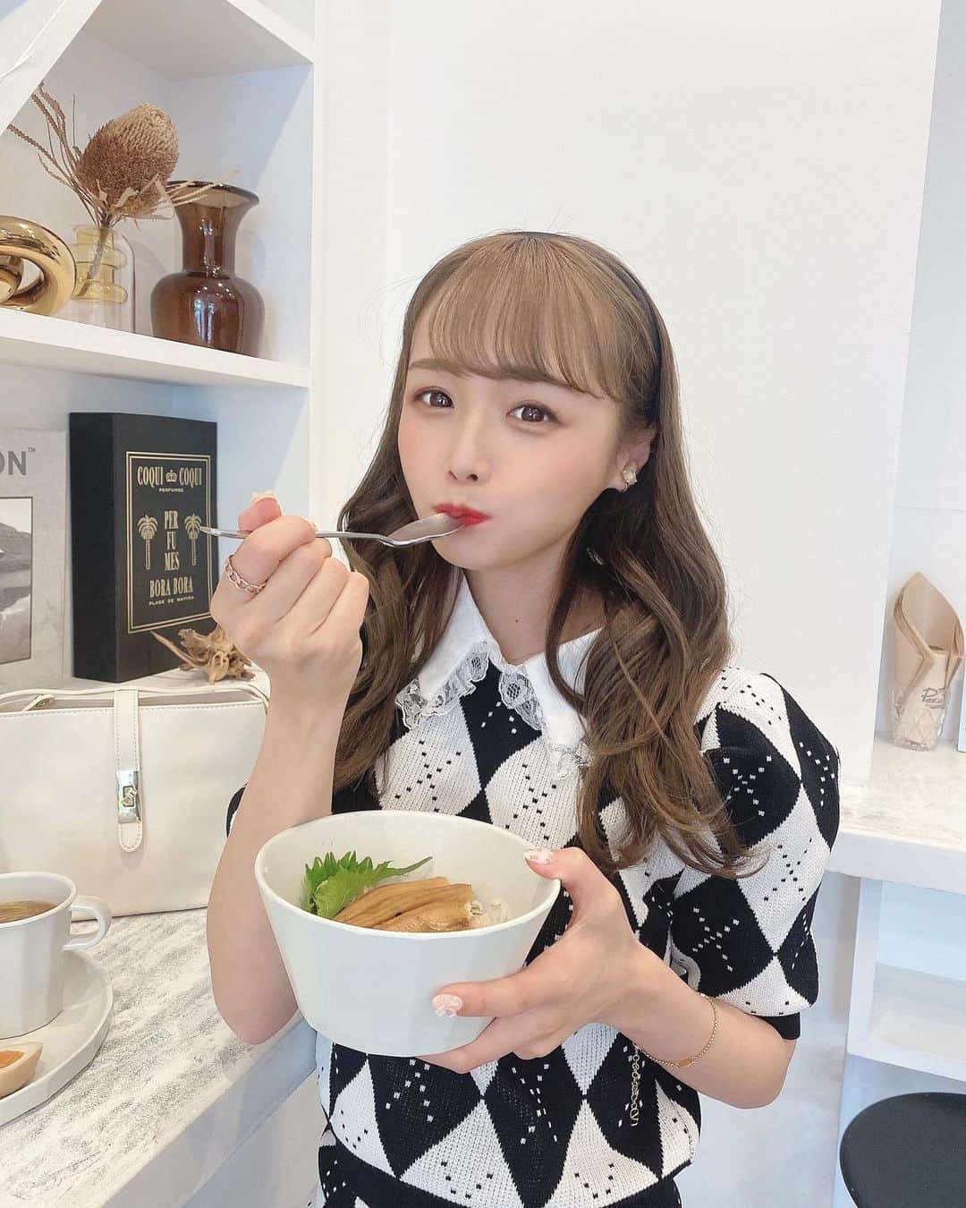 計良日向子（ひなひ）さんのインスタグラム写真 - (計良日向子（ひなひ）Instagram)「. . 渋谷にある @pescarico_12 で ランチしたよ🍽🤍 前回は鯖バーガーにしたから 今回はアナゴ丼にしてみた♡ 美味しすぎ！！大正解だった🥺 . . . 先日 @himari_nishijima さんに カラーしてもらいました💕 前回のオリーブカラーをみんなに 褒めてもらえてお気に入りで またまたオリーブをお願いしました🫒♡ 最強カラーすぎてしばらく このカラーにしていたいくらい🥺 ひまりさんありがとうございました♡ . . . 👗セットアップ　@la_fille_priere . 👜バッグ　@shein_japan . 🩰シューズ　@shoesincloset_official . . . . #渋谷カフェ #渋谷グルメ #渋谷ランチ #代々木公園カフェ #ペスカリコ #shein購入品 #sheingals」5月23日 22時30分 - kerahinako1105