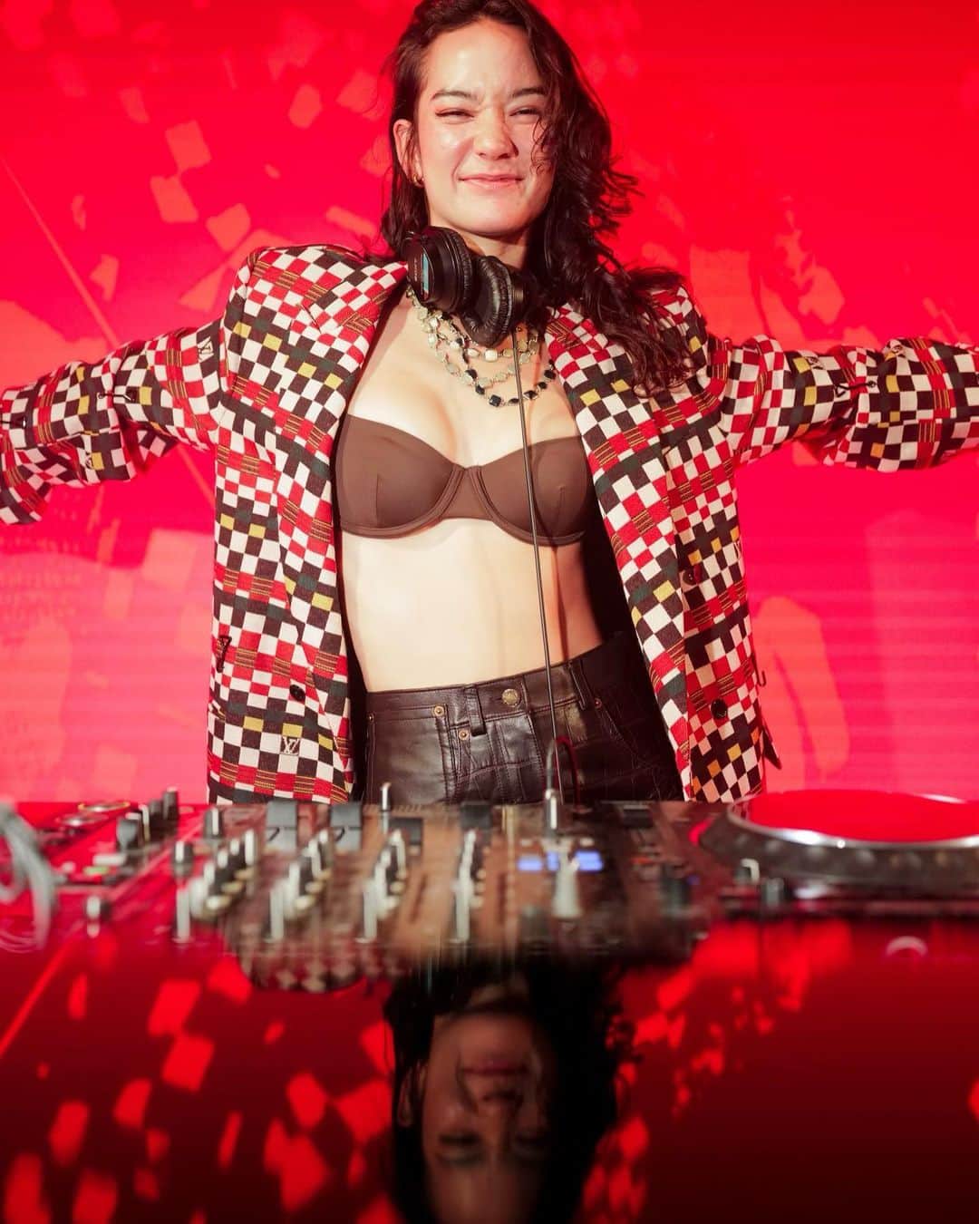 のインスタグラム：「Thank you so much @louisvuitton for having me🥰🙏🏻 It was one of the best nights of my life🥹❤️‍🔥 I played among incredible artists and couldn’t be more honored😭❤️‍🔥 We missed you @virgilabloh 🙏🏻❤️  Thank you @yyy.meyer @julianniznik @aarondnewbill @gabeawalker @pre_veyor 🥹❤️‍🔥 Also Stephanie  in the green room for getting Green Juice for me🤣🙏🏻🌱 @jamie___xx Your a legend🥰」