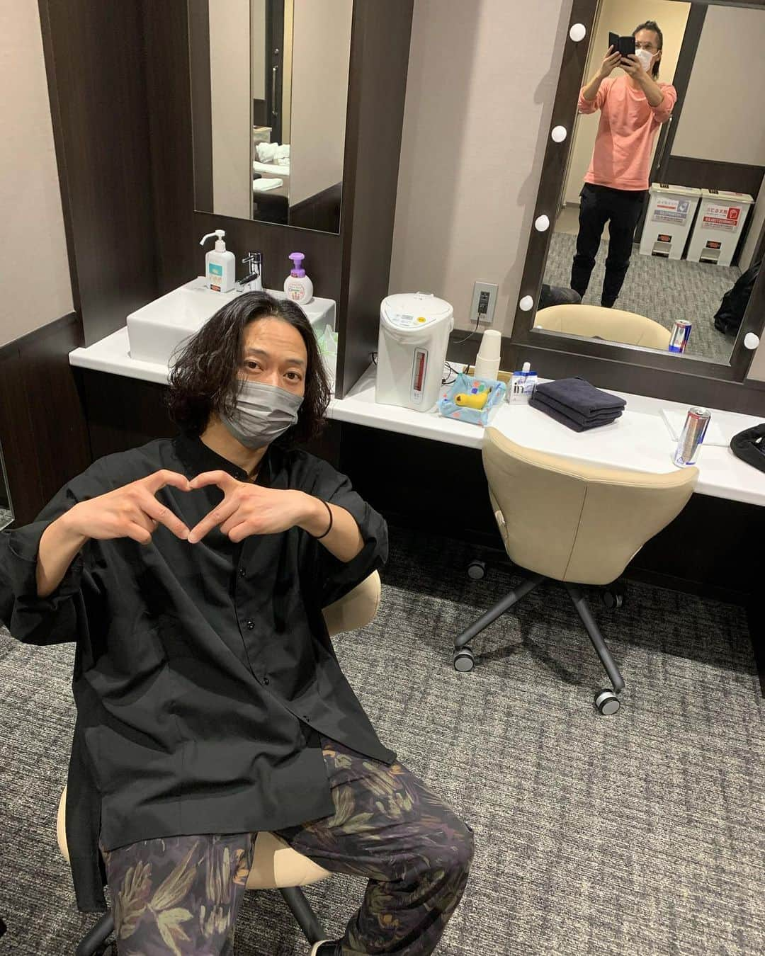 山田将司さんのインスタグラム写真 - (山田将司Instagram)「昨日はZepp  Fukuoka、 とてもいい時間でした。 初日から少しずつなにか感じはまた変わってきてる気がします。 こんなに楽しいと感じれている、未来の見える気のするツアーは初めてかもな。。なんて感じています。とても楽しいです。 アントロギアツアー初日には般若も来てたみたいですねぇ！！笑（4枚目、能面の方ね笑） 15本中の4本が終わってしまいました。 横浜、大阪、名古屋、福岡、来てくれた皆さん、本当にどうもありがとうです。  しばらく空いて、次は6/3のZepp Sapporoから6/5の仙台GIGSと続きます。 そして6/10のZepp Diver Cityと。その後はスケジュールを確認して是非何処か遊びに来てくださいです。 40過ぎのおじさんが汗まみれになって必死に演奏している、年相応の垢抜けさもなく、時代のスマートな流行にも合わない、武骨の塊そのものですが、、生きているということの「生」を強く感じ合えると思います。  ライブハウスで待ってるからね〜！！  好きな音楽感じて、心の免疫高めていこうぜ！！」5月23日 22時40分 - y.masashiii