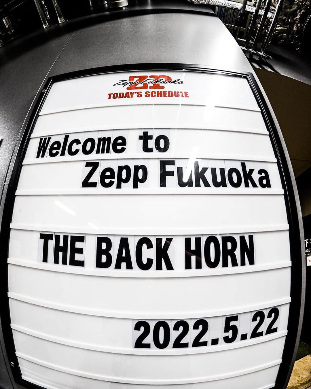 のインスタグラム：「昨日はZepp  Fukuoka、 とてもいい時間でした。 初日から少しずつなにか感じはまた変わってきてる気がします。 こんなに楽しいと感じれている、未来の見える気のするツアーは初めてかもな。。なんて感じています。とても楽しいです。 アントロギアツアー初日には般若も来てたみたいですねぇ！！笑（4枚目、能面の方ね笑） 15本中の4本が終わってしまいました。 横浜、大阪、名古屋、福岡、来てくれた皆さん、本当にどうもありがとうです。  しばらく空いて、次は6/3のZepp Sapporoから6/5の仙台GIGSと続きます。 そして6/10のZepp Diver Cityと。その後はスケジュールを確認して是非何処か遊びに来てくださいです。 40過ぎのおじさんが汗まみれになって必死に演奏している、年相応の垢抜けさもなく、時代のスマートな流行にも合わない、武骨の塊そのものですが、、生きているということの「生」を強く感じ合えると思います。  ライブハウスで待ってるからね〜！！  好きな音楽感じて、心の免疫高めていこうぜ！！」