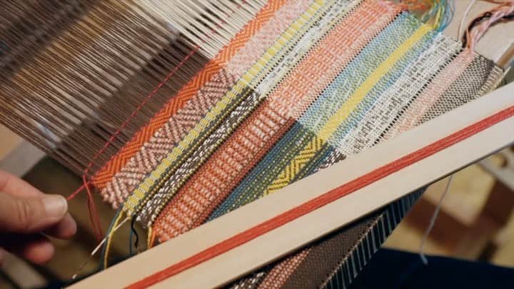 サヌークのインスタグラム：「“My constant goal is to weave with natural materials to honor nature as much as I can.”   Press play to watch French weaver @nadine_marchal create the custom woven uppers in our new Artesano collection.」