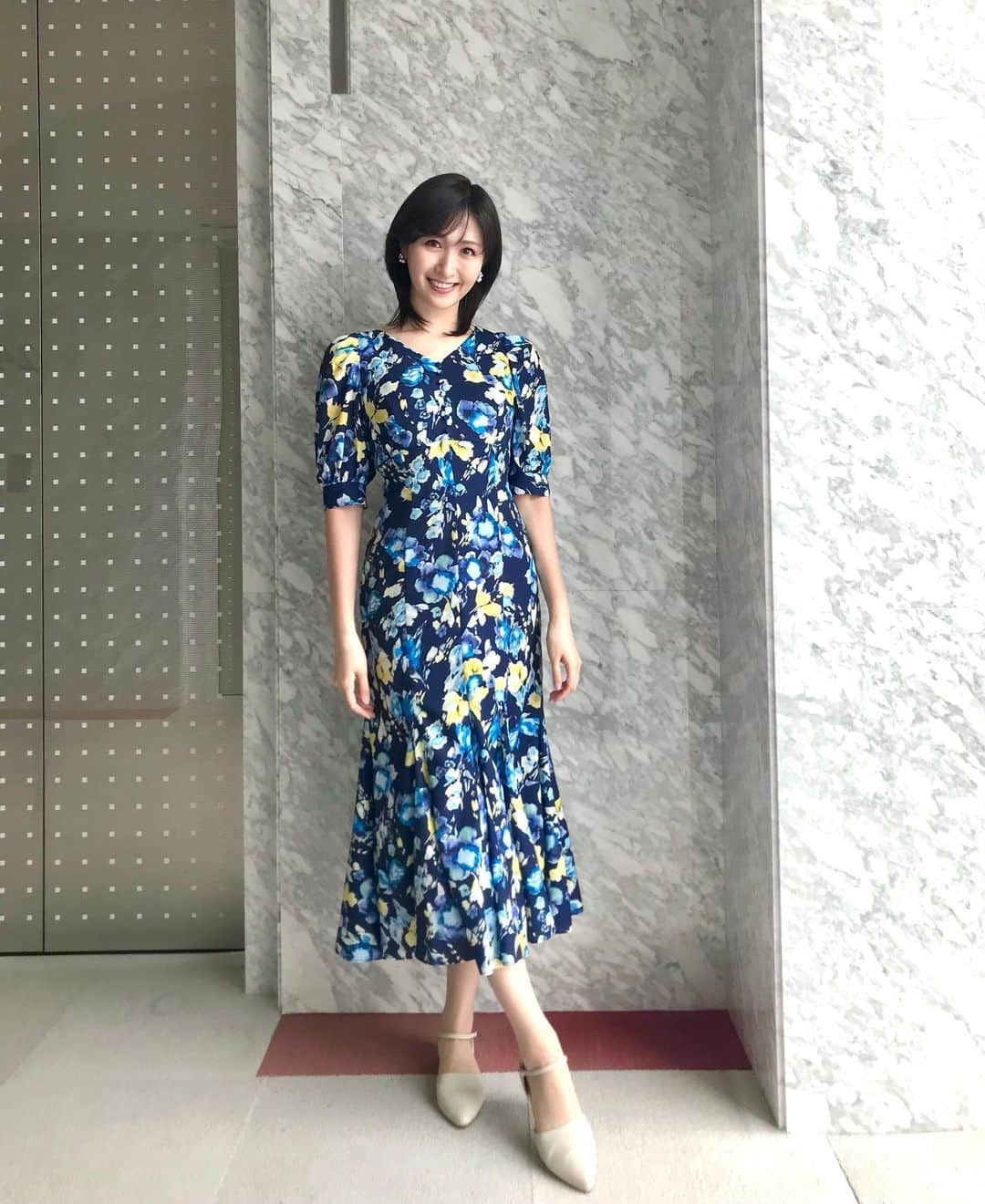 横山ルリカさんのインスタグラム写真 - (横山ルリカInstagram)「.  #めざまし8 👗💙  アンドクチュールと言えば華やかなワンピース💐 気に入ったら色違いで買っちゃうのでブルー以外に白も持ってます☺️  #花柄ワンピース #AndCouture」5月24日 9時51分 - rurika_yokoyama_official