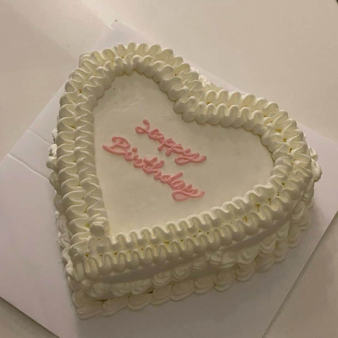 河﨑莉奈のインスタグラム：「26🎂  2022 05/24 my birthday🫶🏻  @yolumbirthday   #생일 #생일케이크 #케이크 #韓国ケーキ　#お誕生日ケーキ　#お誕生日　#20220524」